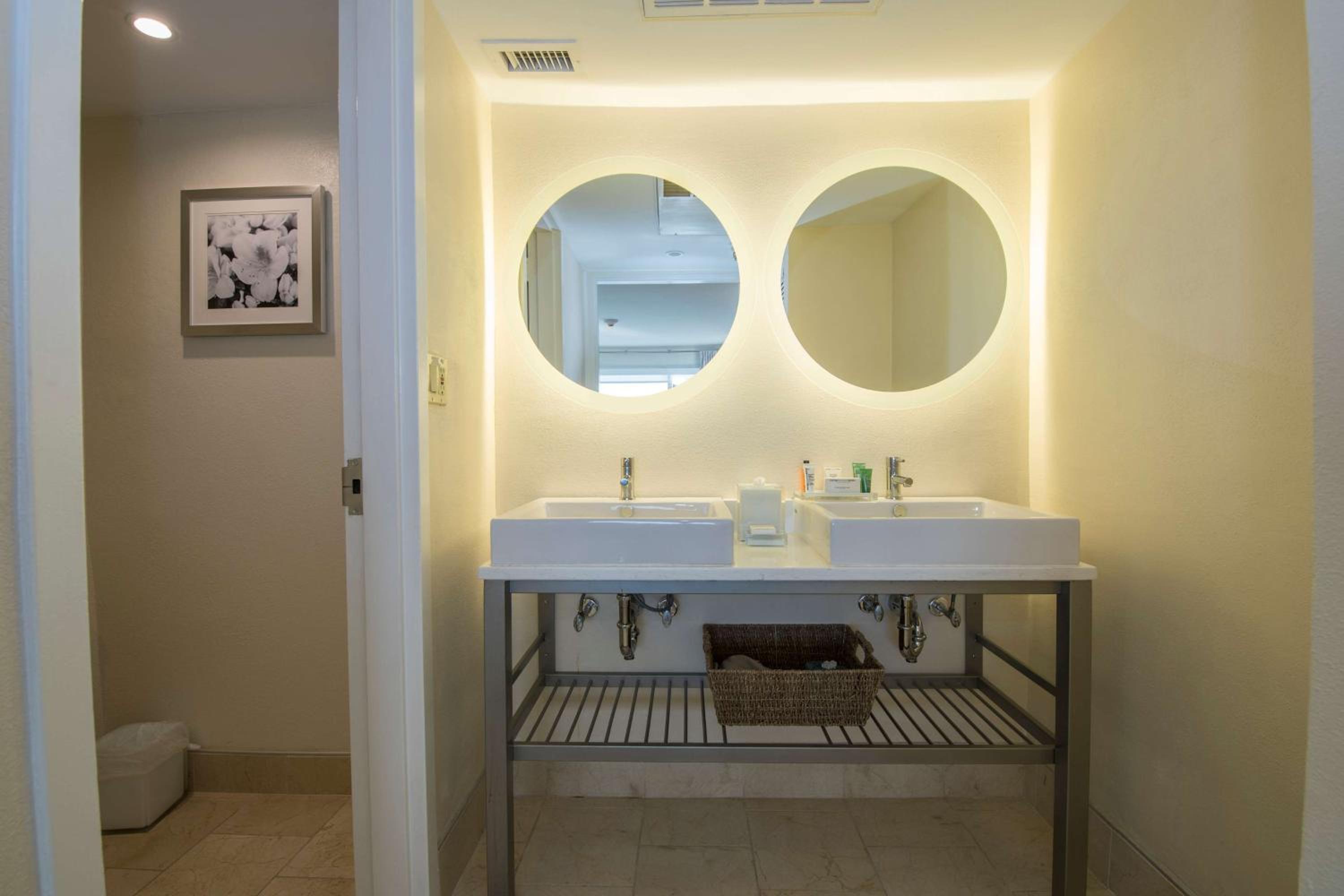 One-Bedroom King Suite with Parlor and River View - Photo 4
