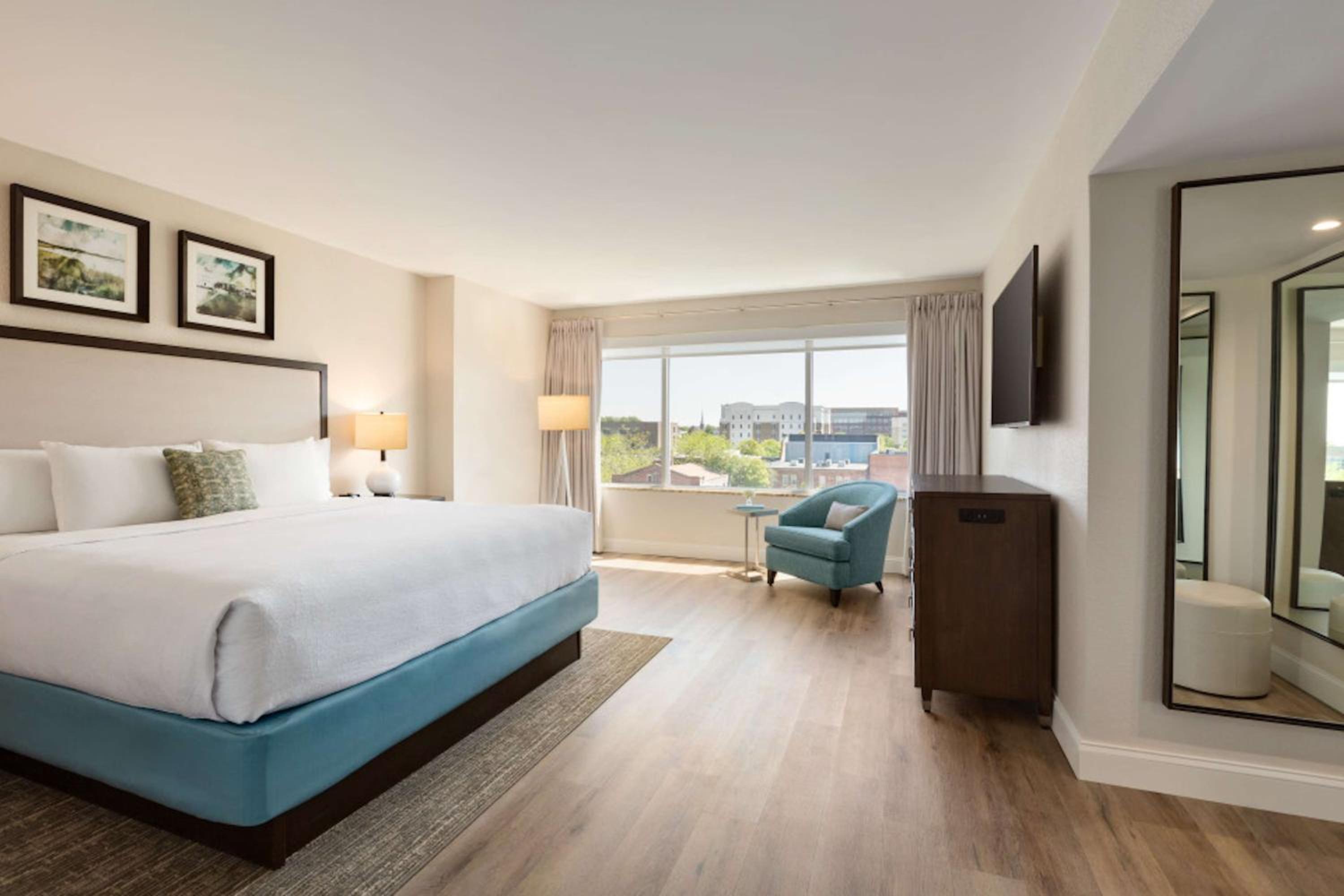 One-Bedroom King Suite with Parlor and River View - Photo 3