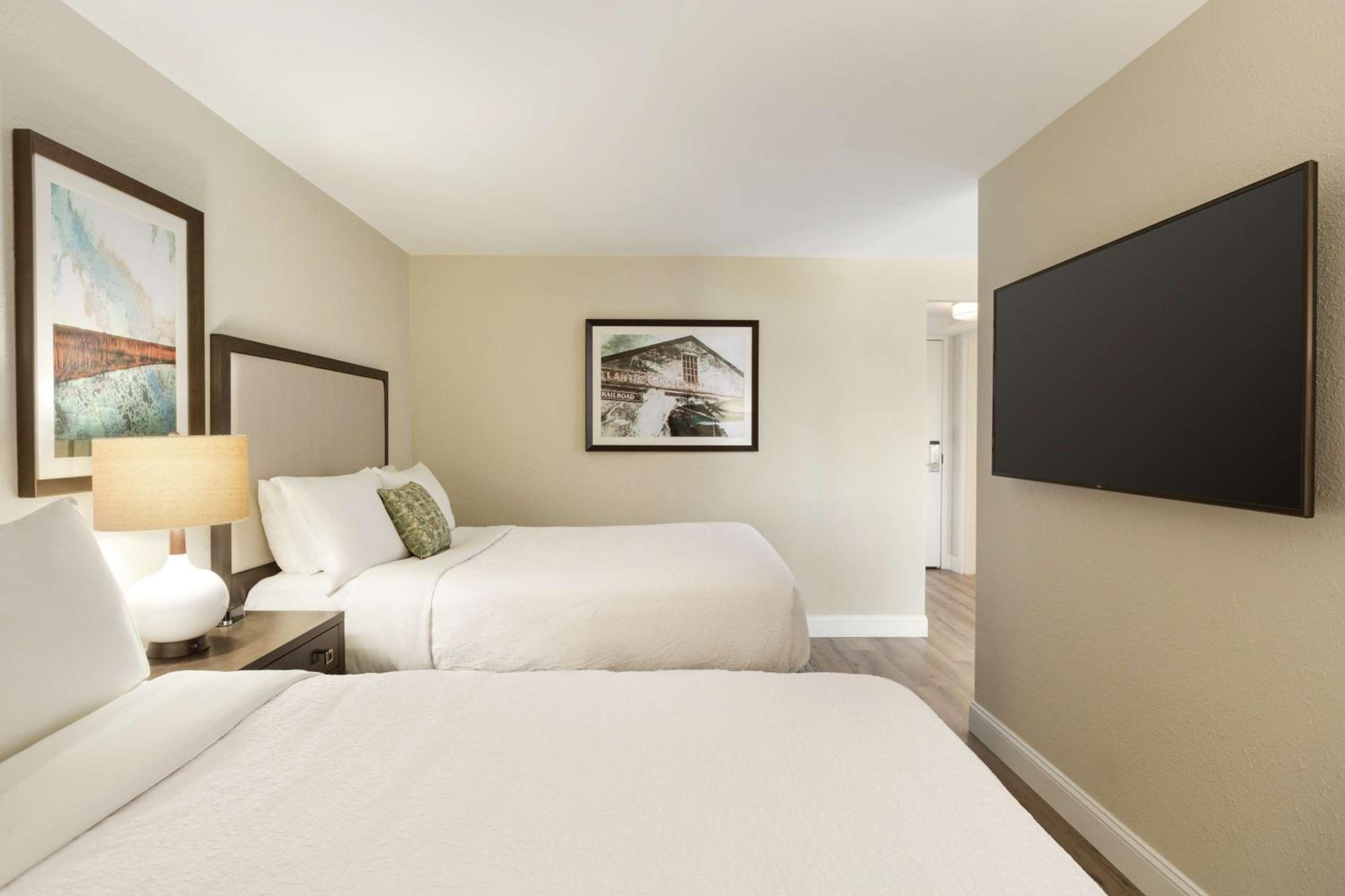 Junior Suite with Two Double Beds and Historic City View - Photo 4