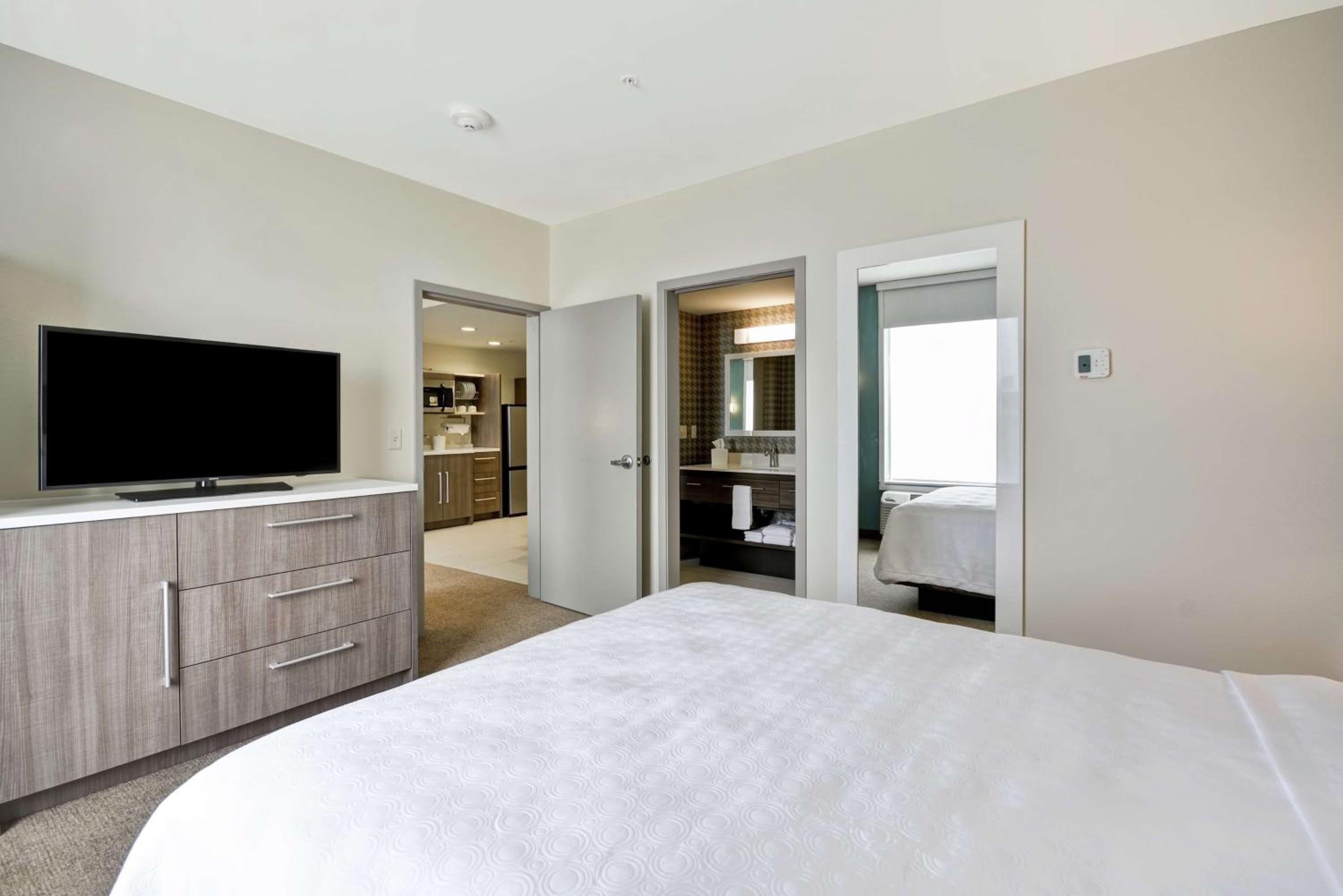 Queen Suite - Hearing Access/Non-Smoking photo 3