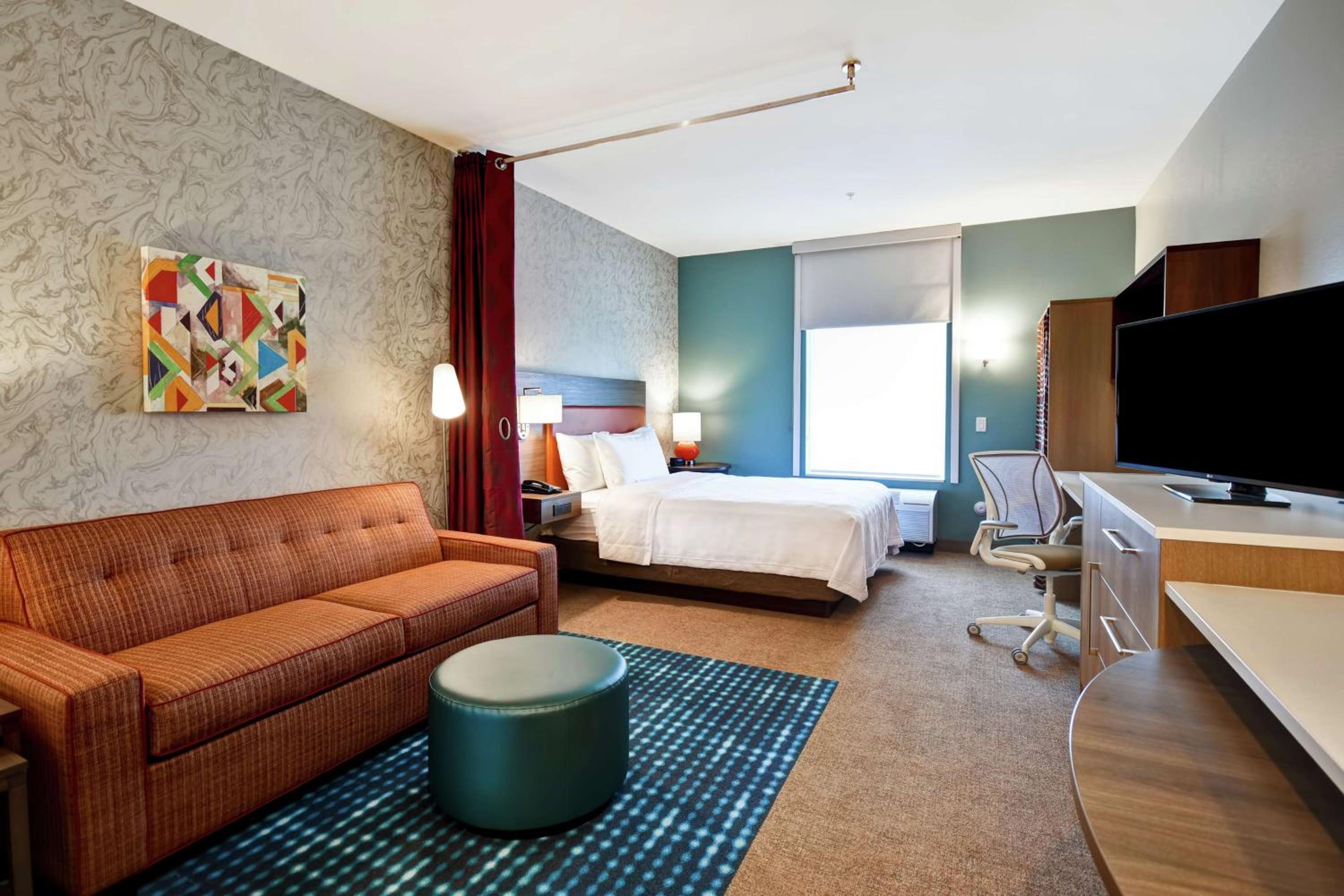 Queen Suite with Mountain View - Hearing Accessible