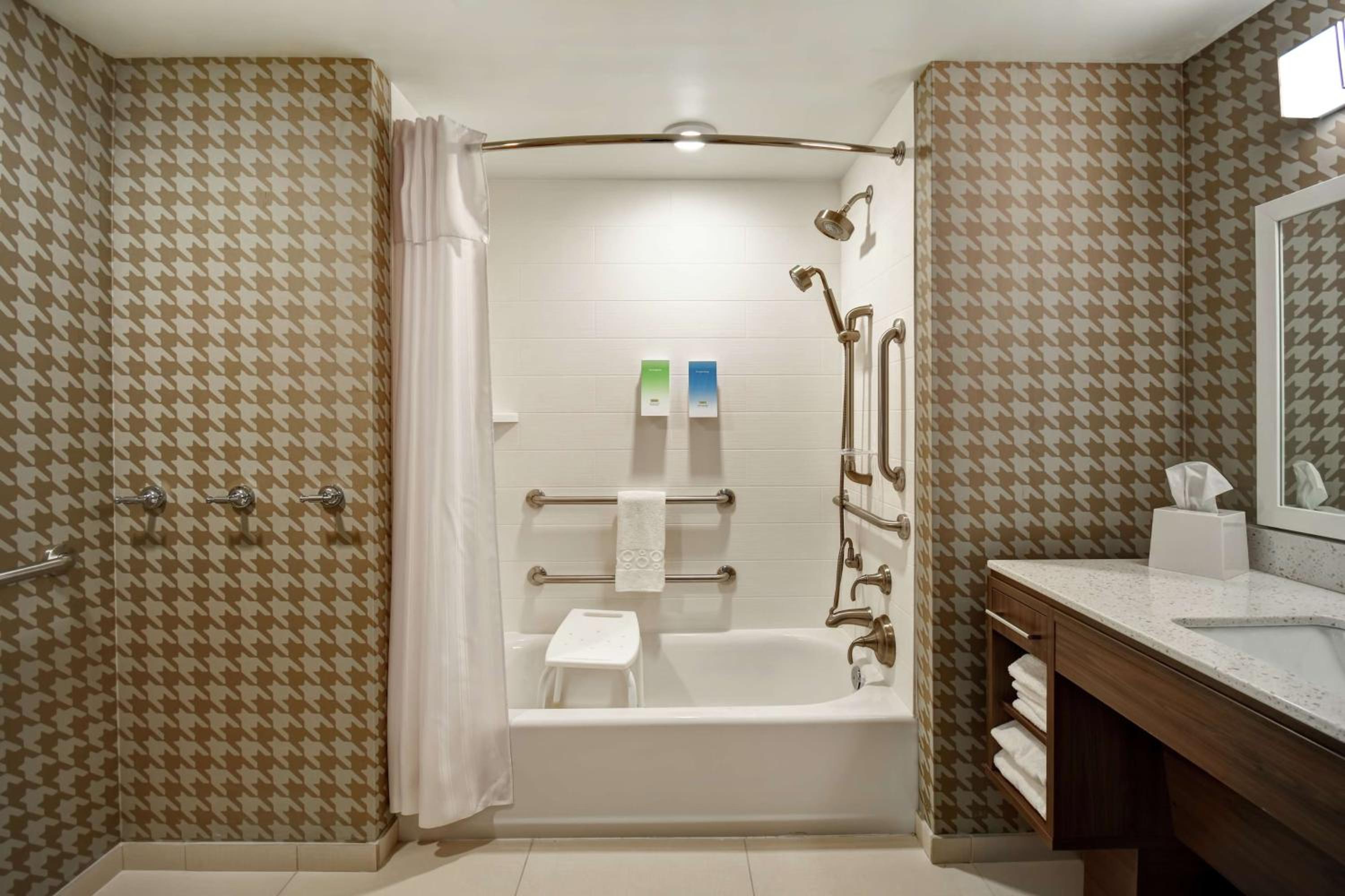 King Suite with Mountain View - Mobility Accessible
