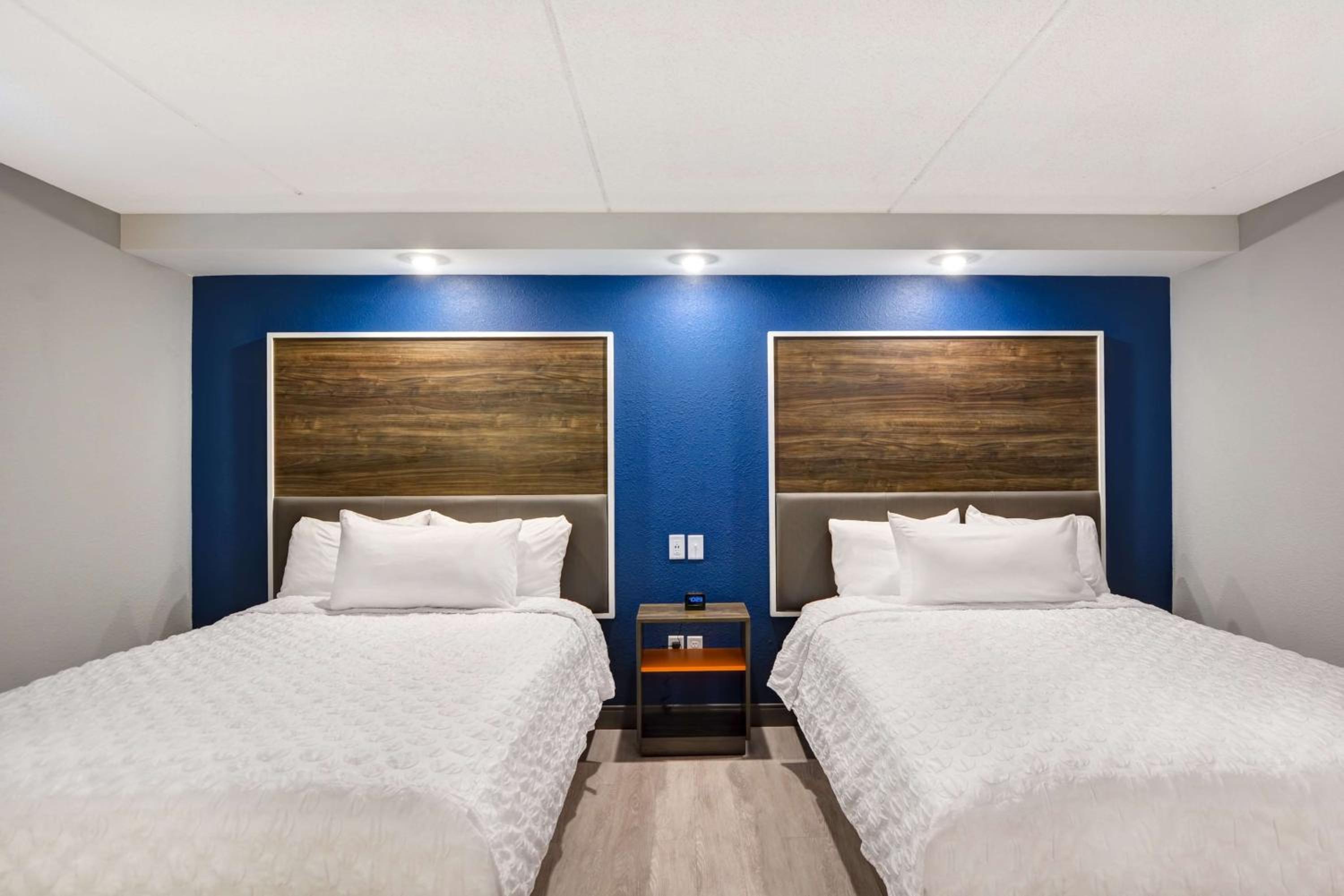 Queen Room with Two Queen Beds photo 1