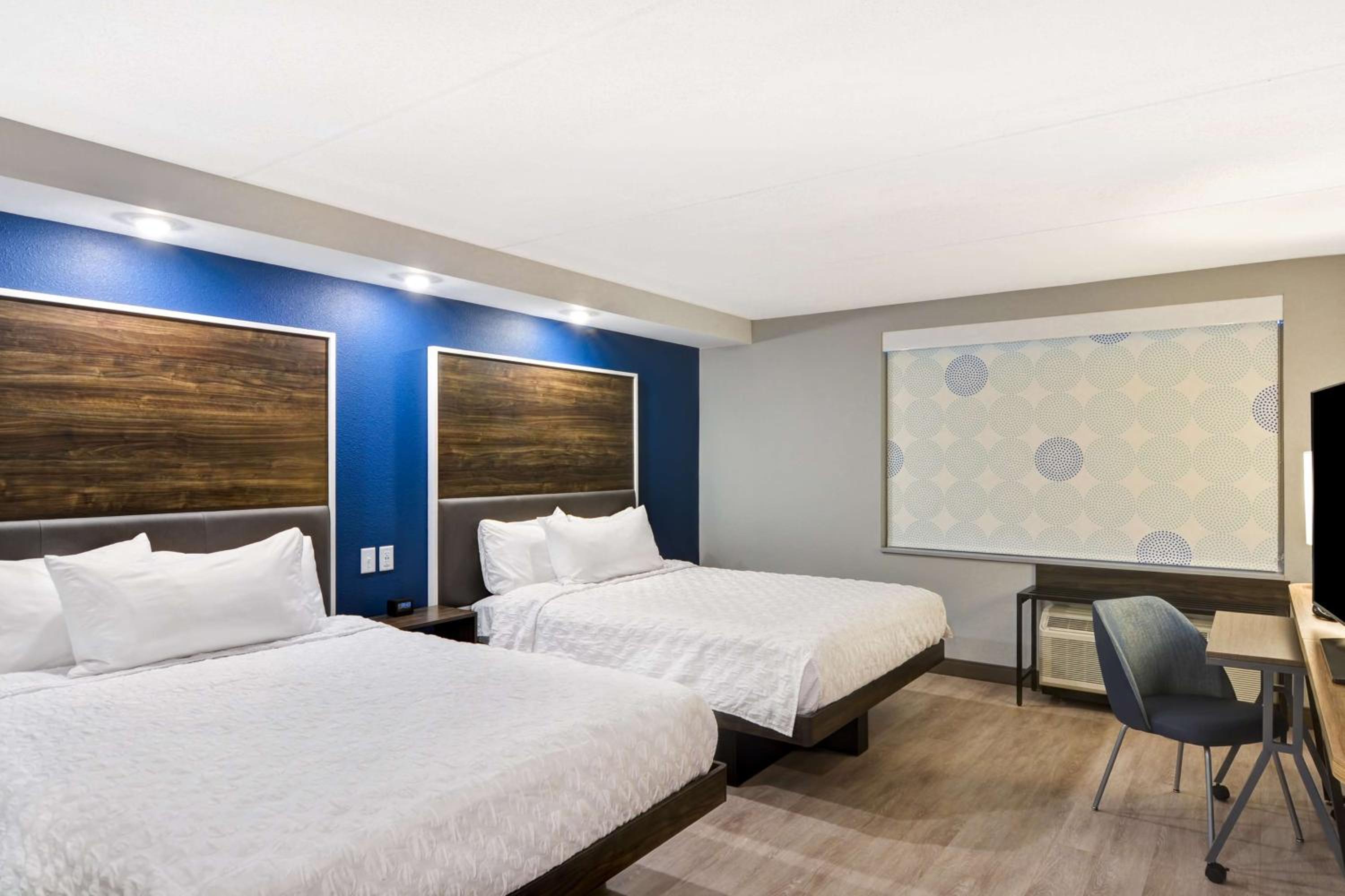 Queen Room with Two Queen Beds photo 3
