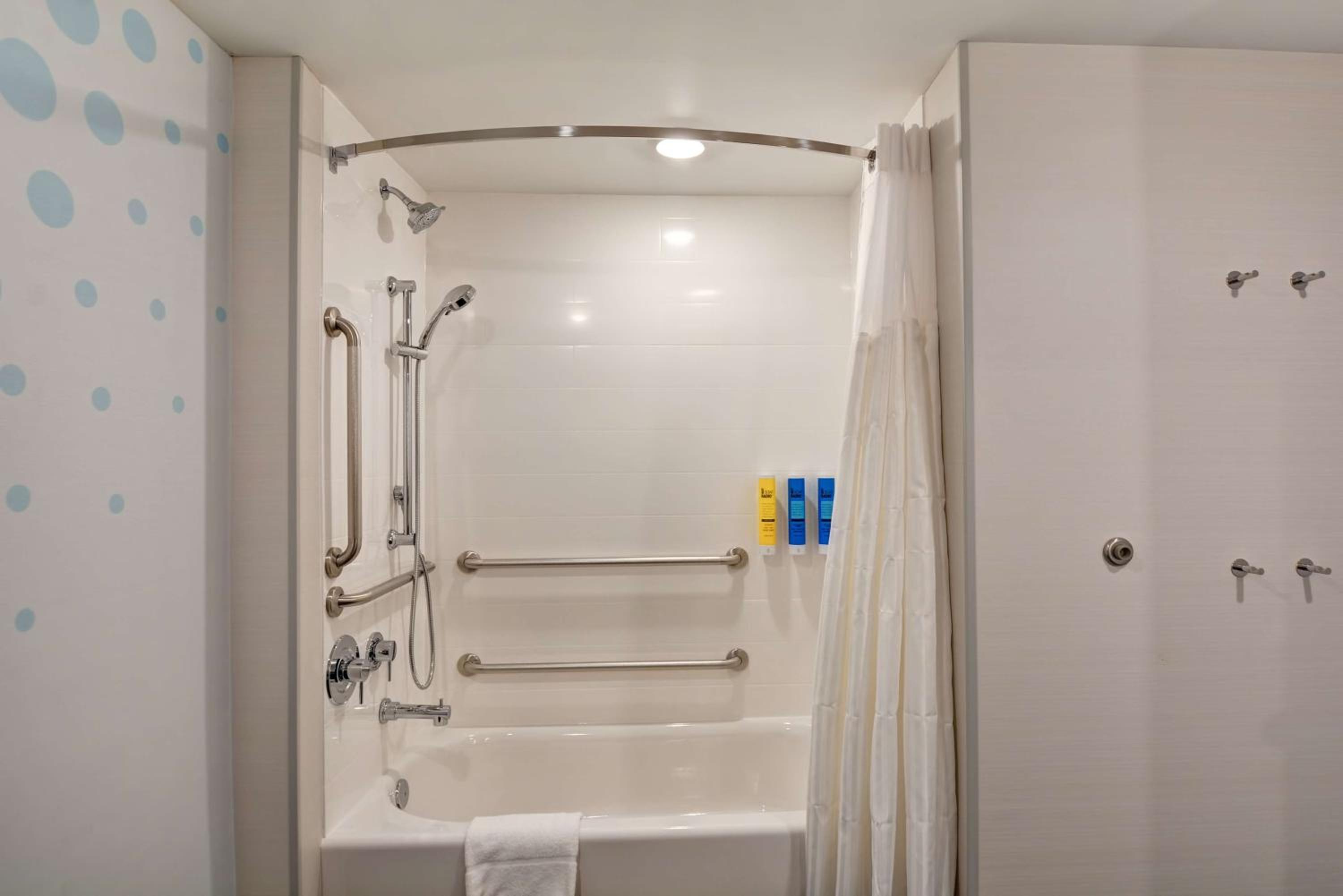 King Room with Accessible Tub - Mobility Access photo 2