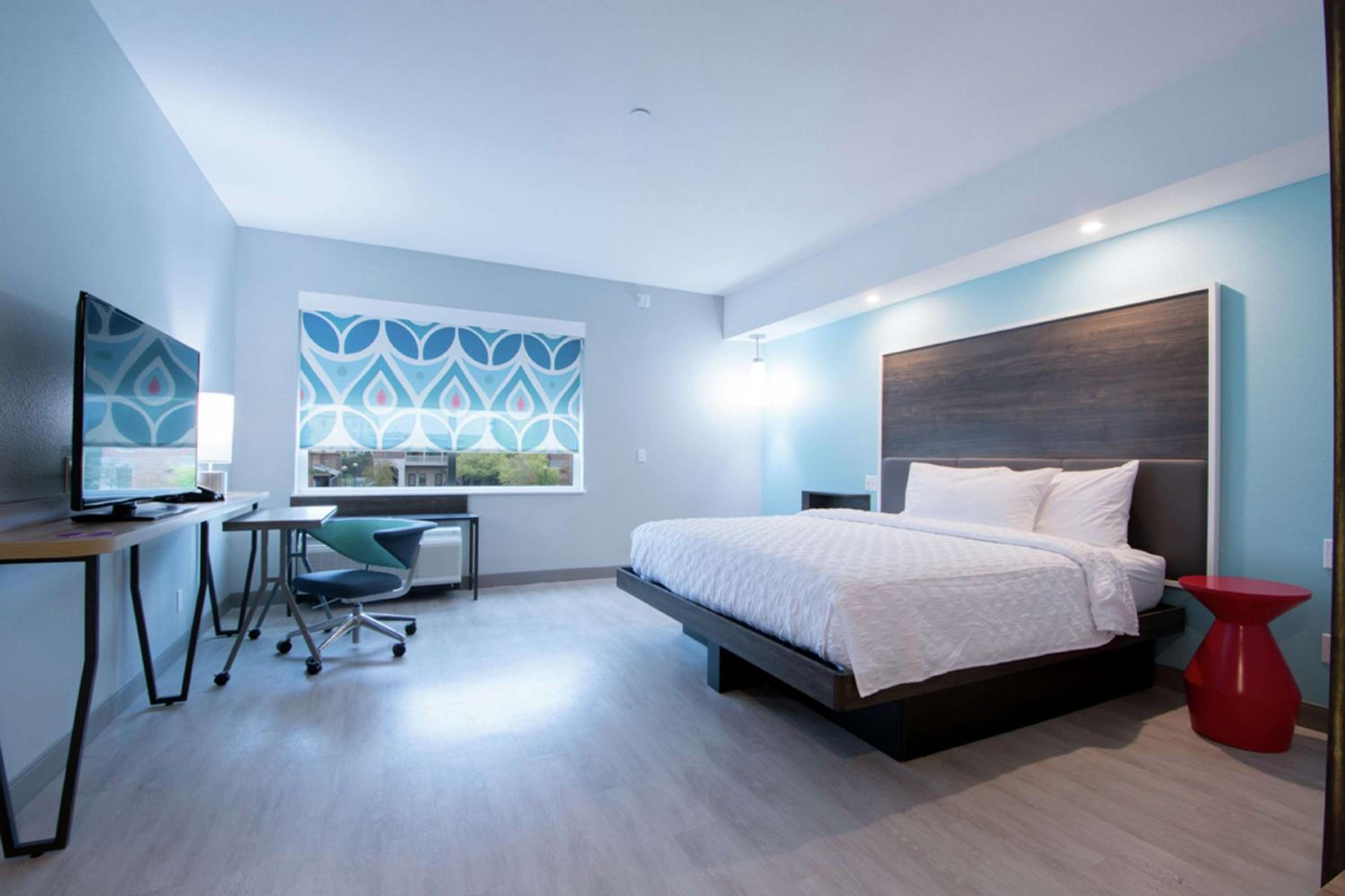 King Room with Roll-In Shower - Mobility Access