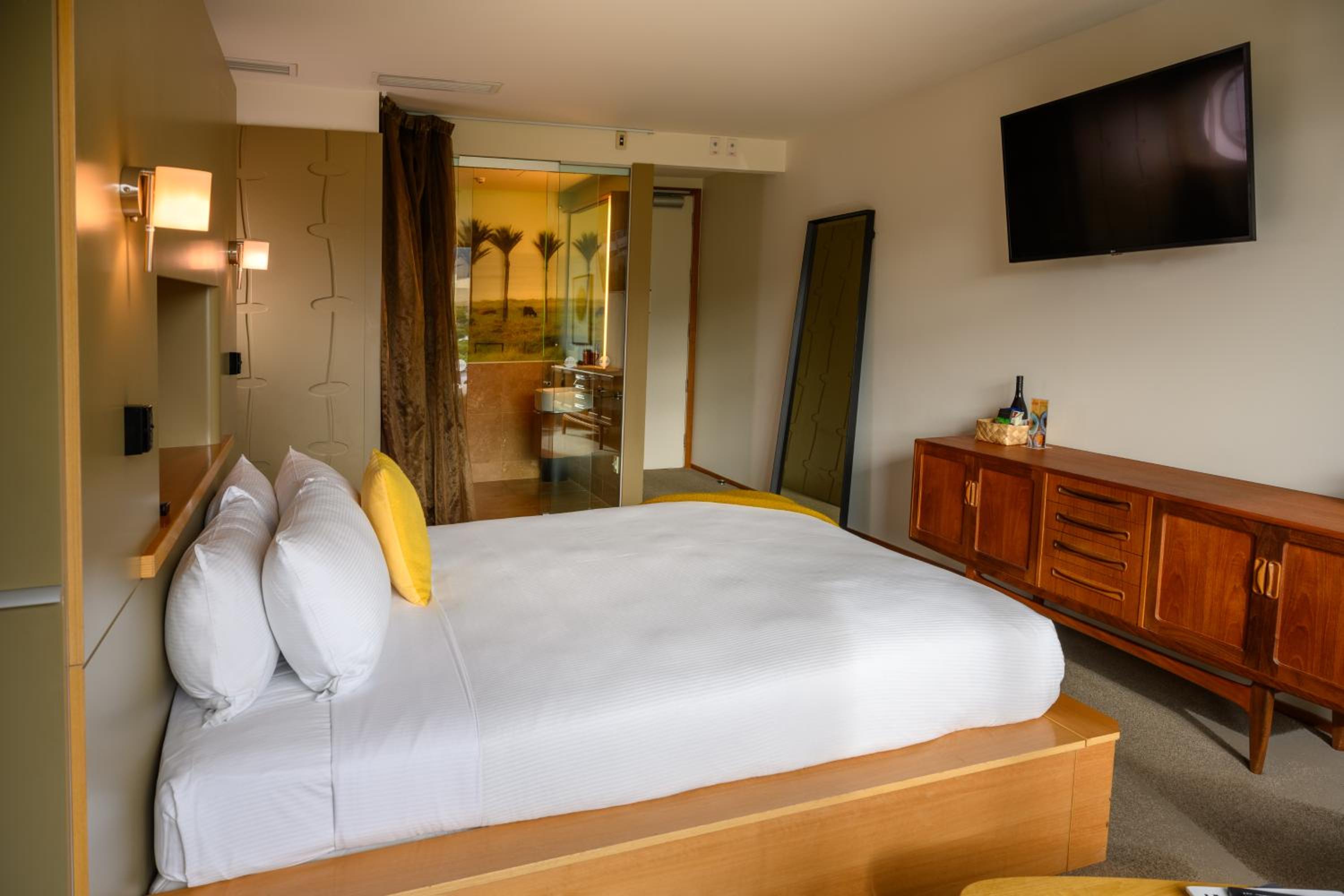 Superior King Room with City Views - Photo 2