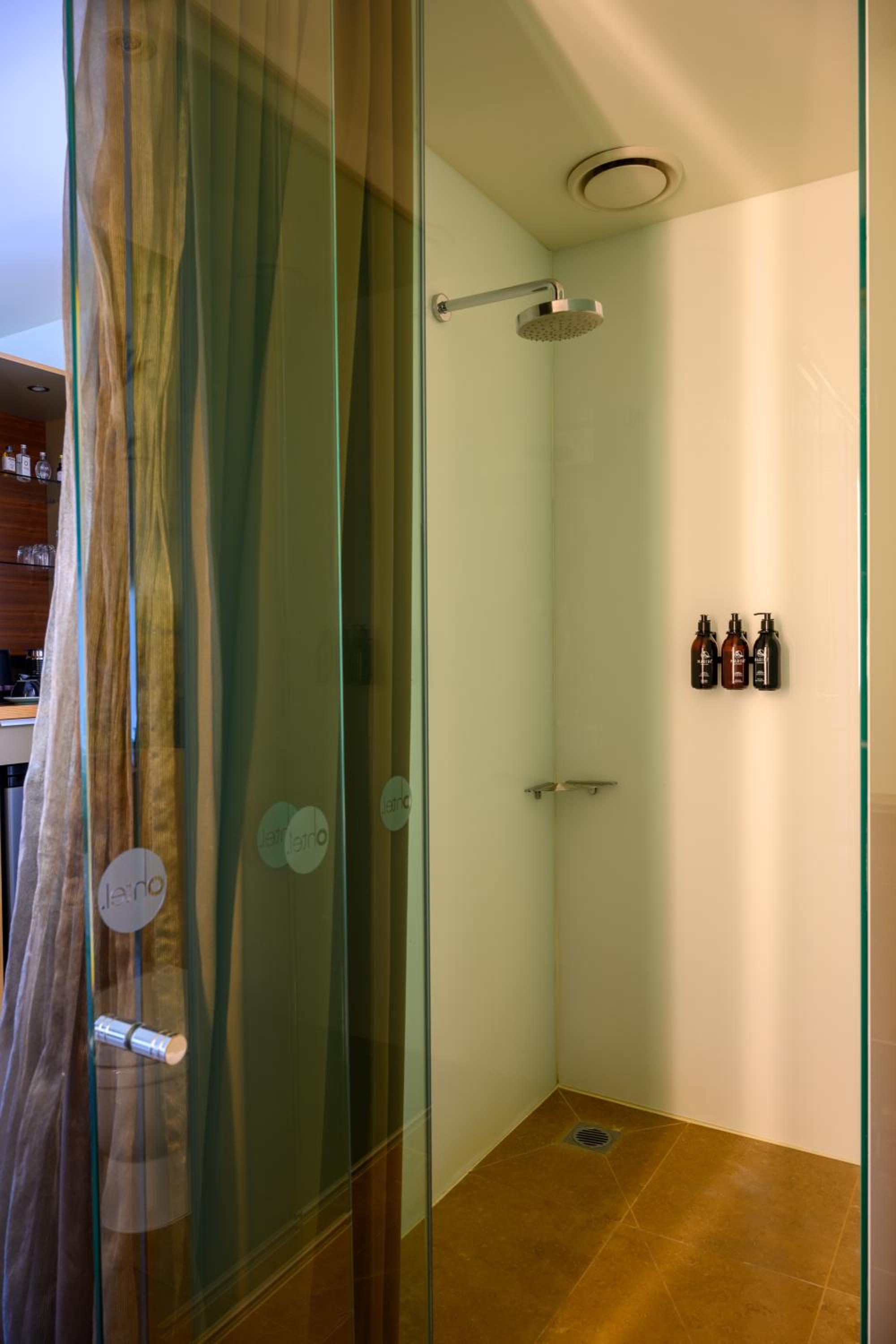Superior King Room with City Views - Photo 4