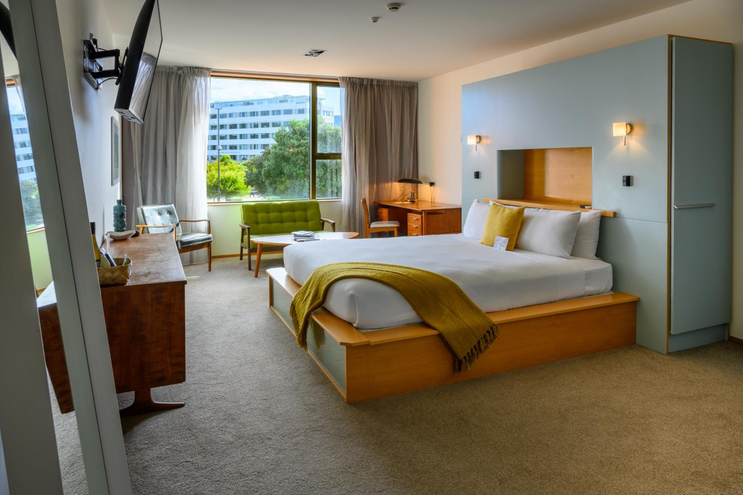 Superior King Room with City Views - Photo 7