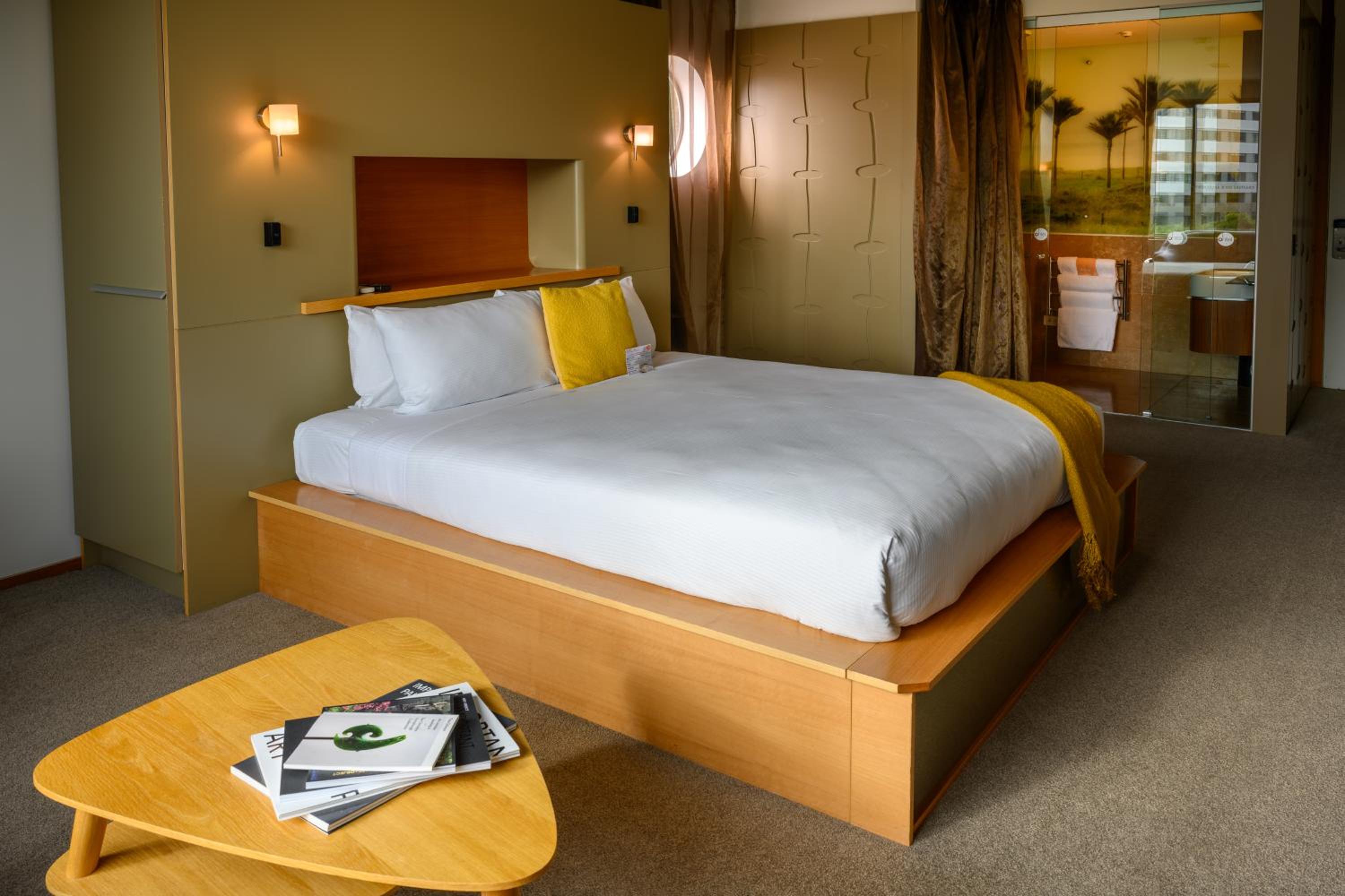 Superior King Room with City Views - Photo 5