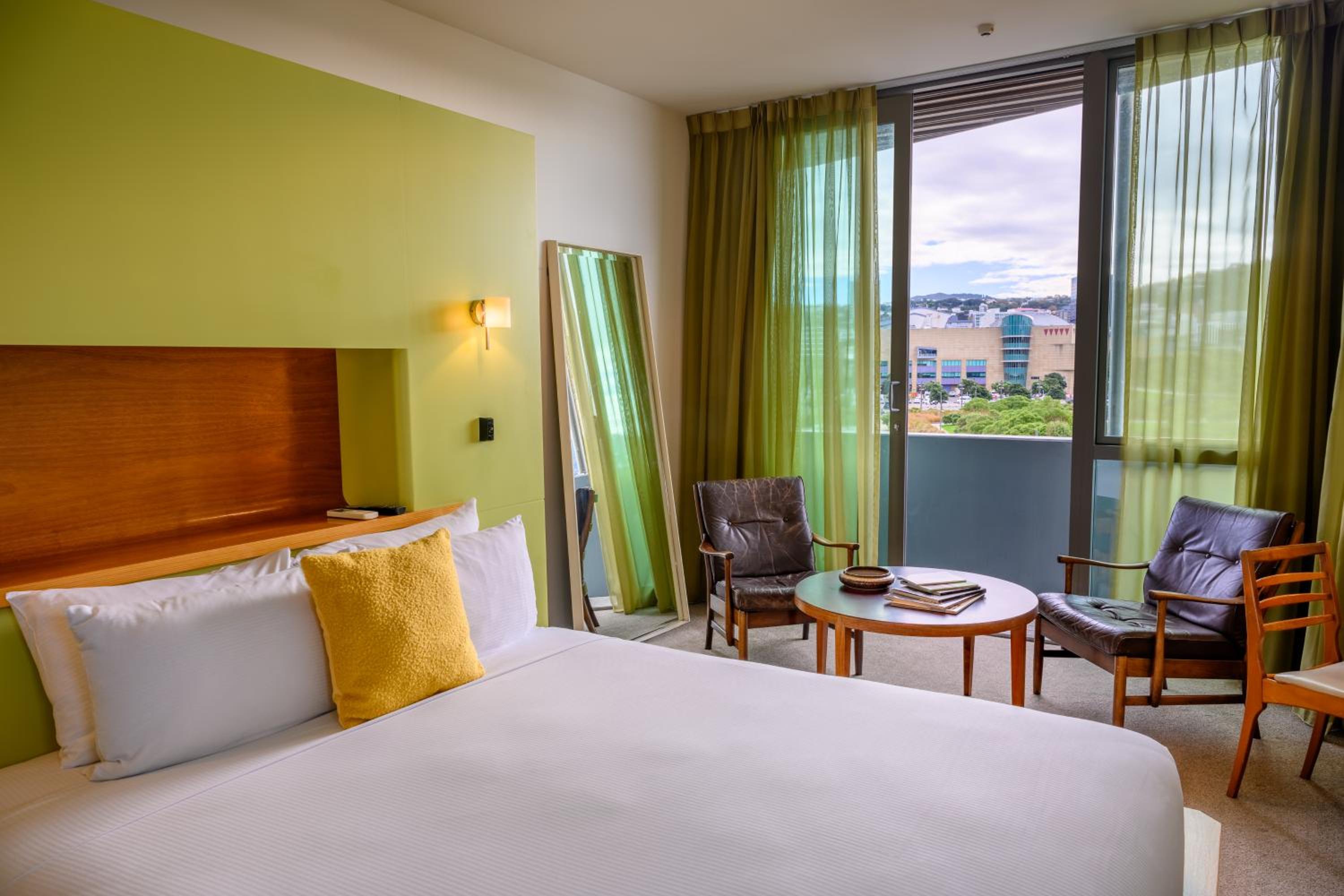 Superior King Room with City Views - Photo 9