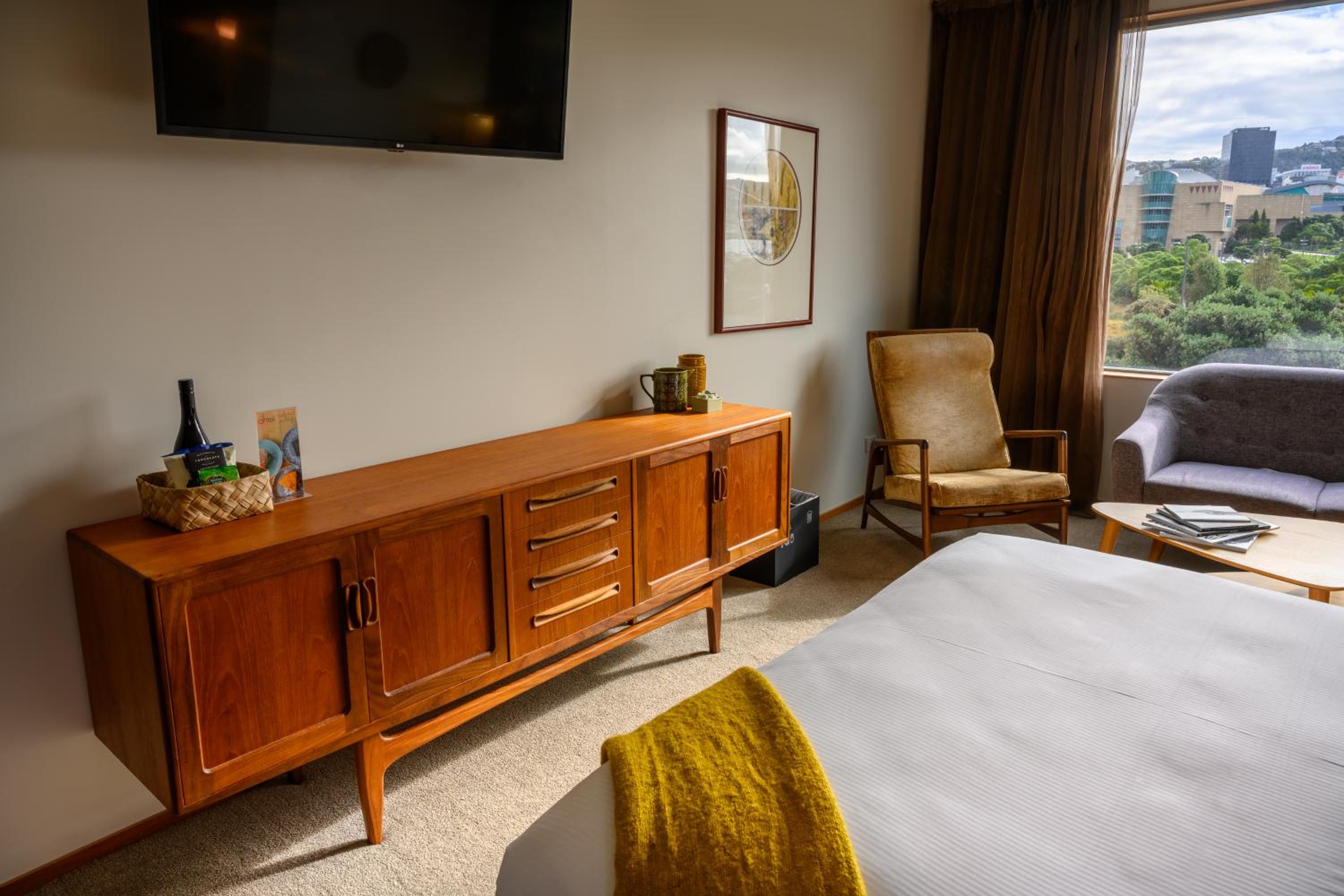 Superior King Room with City Views - Photo 8