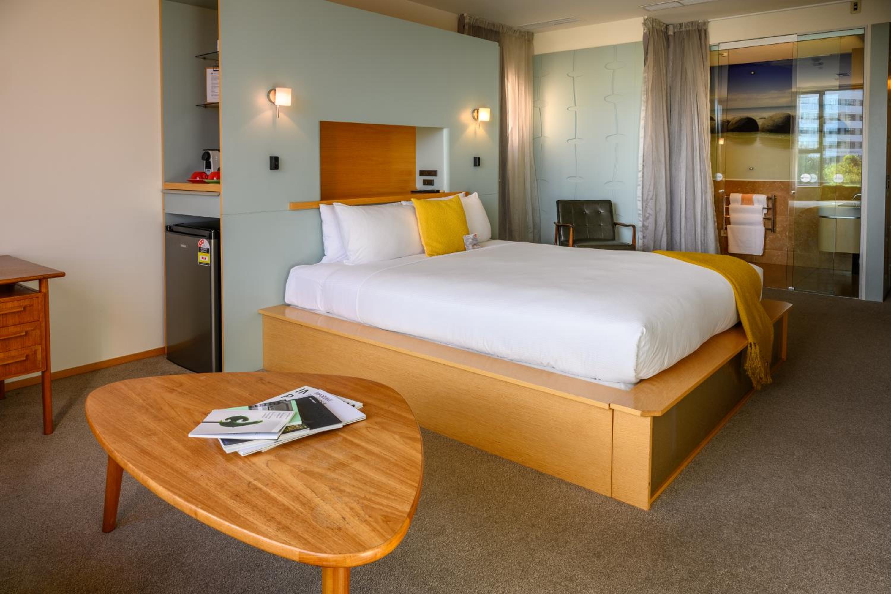 Superior King Room with City Views - Photo 14
