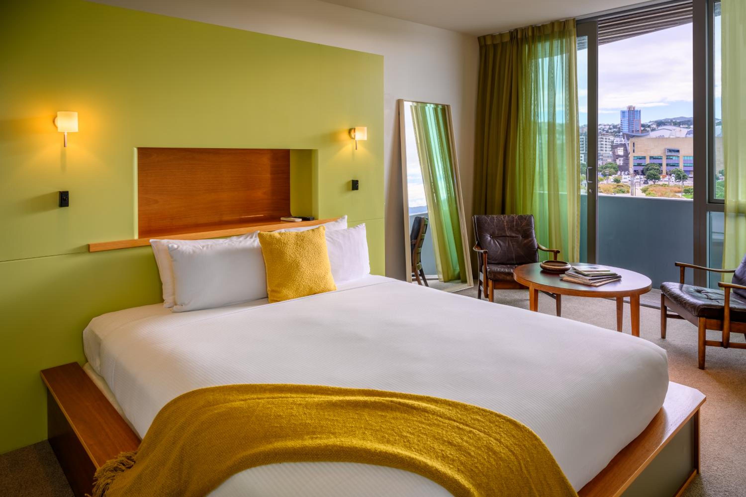 Superior King Room with City Views - Photo 15