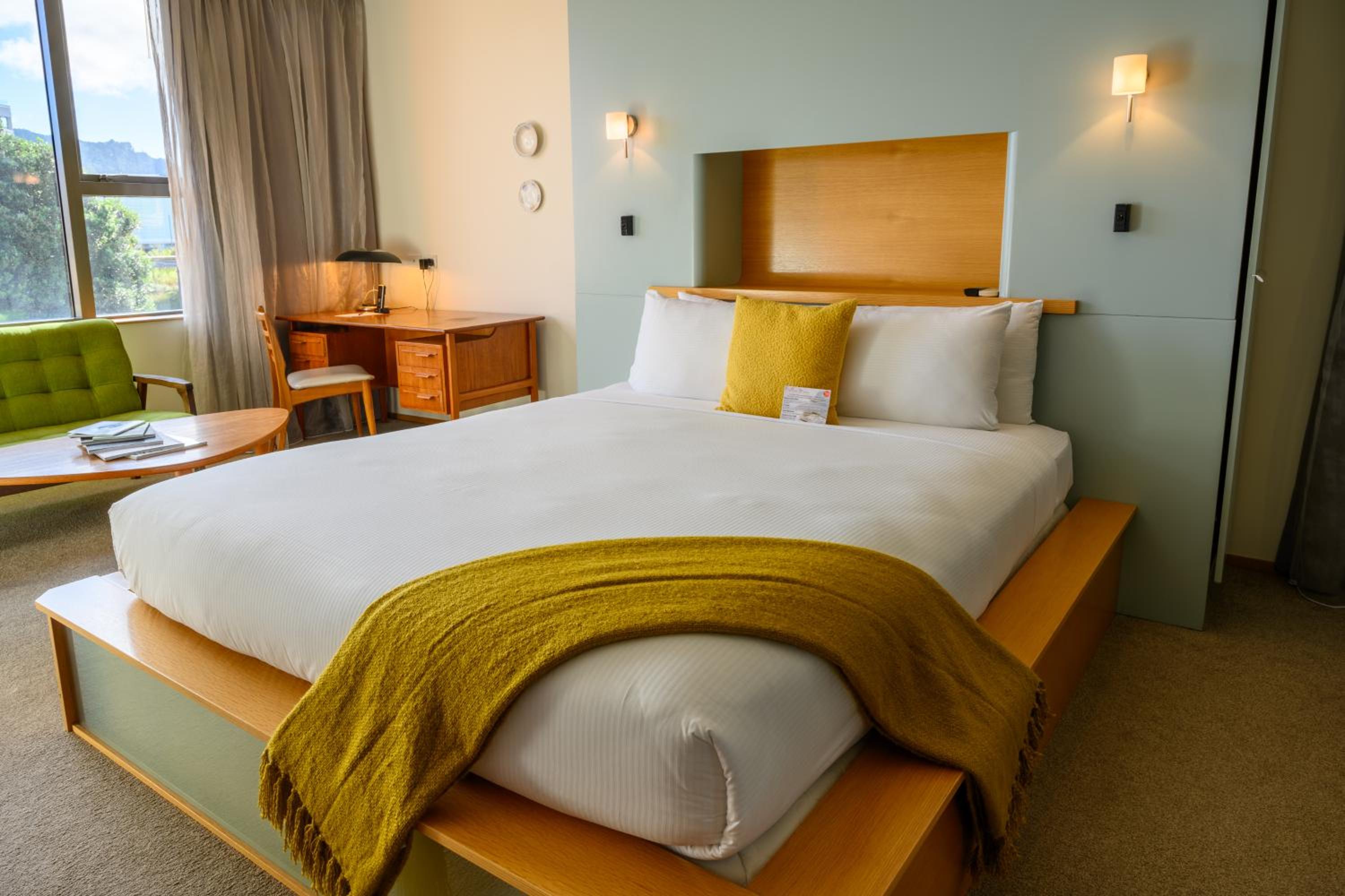 Superior King Room with City Views - Photo 12