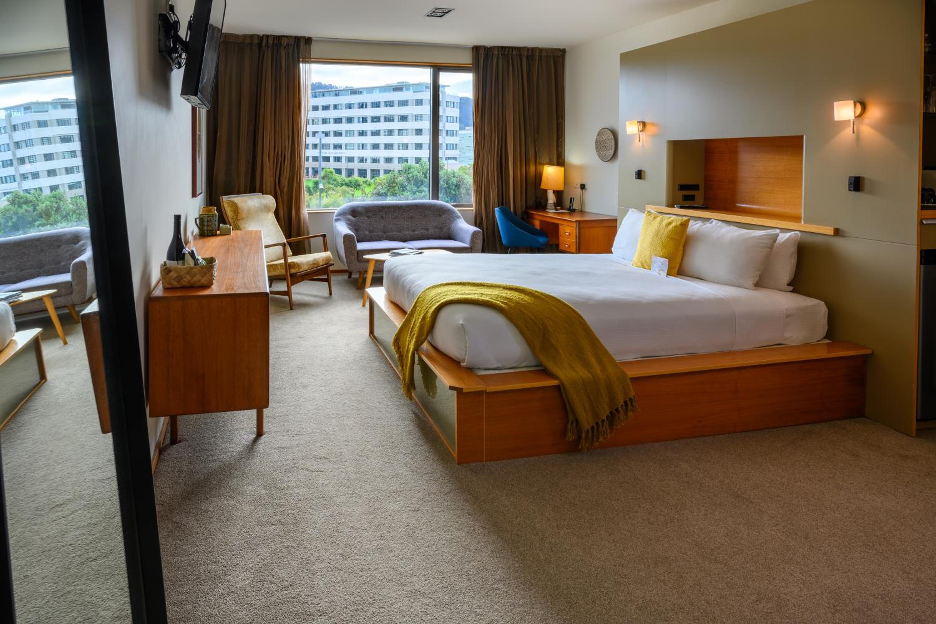 Superior King Room with City Views - Photo 11