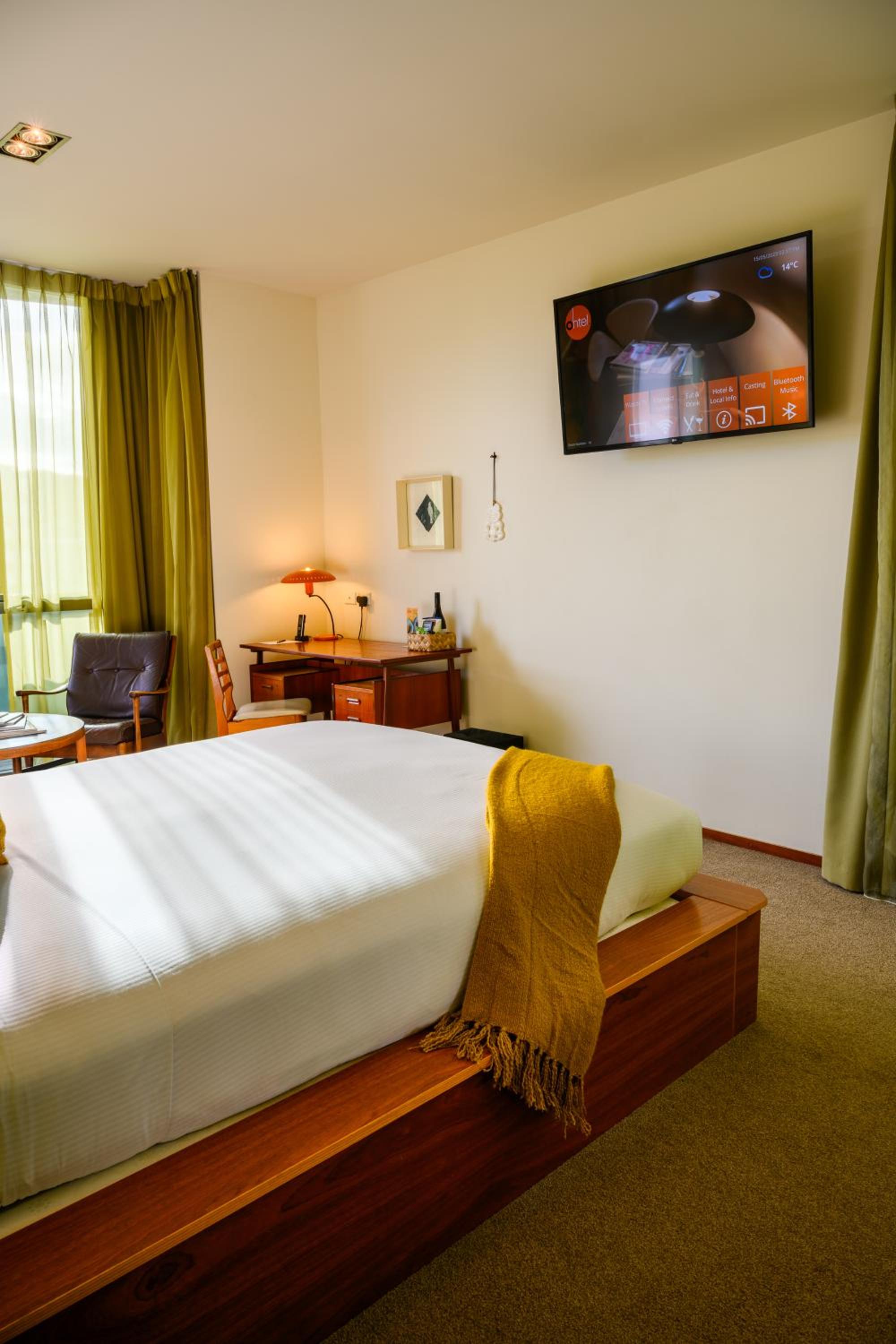 Superior King Room with City Views - Photo 19