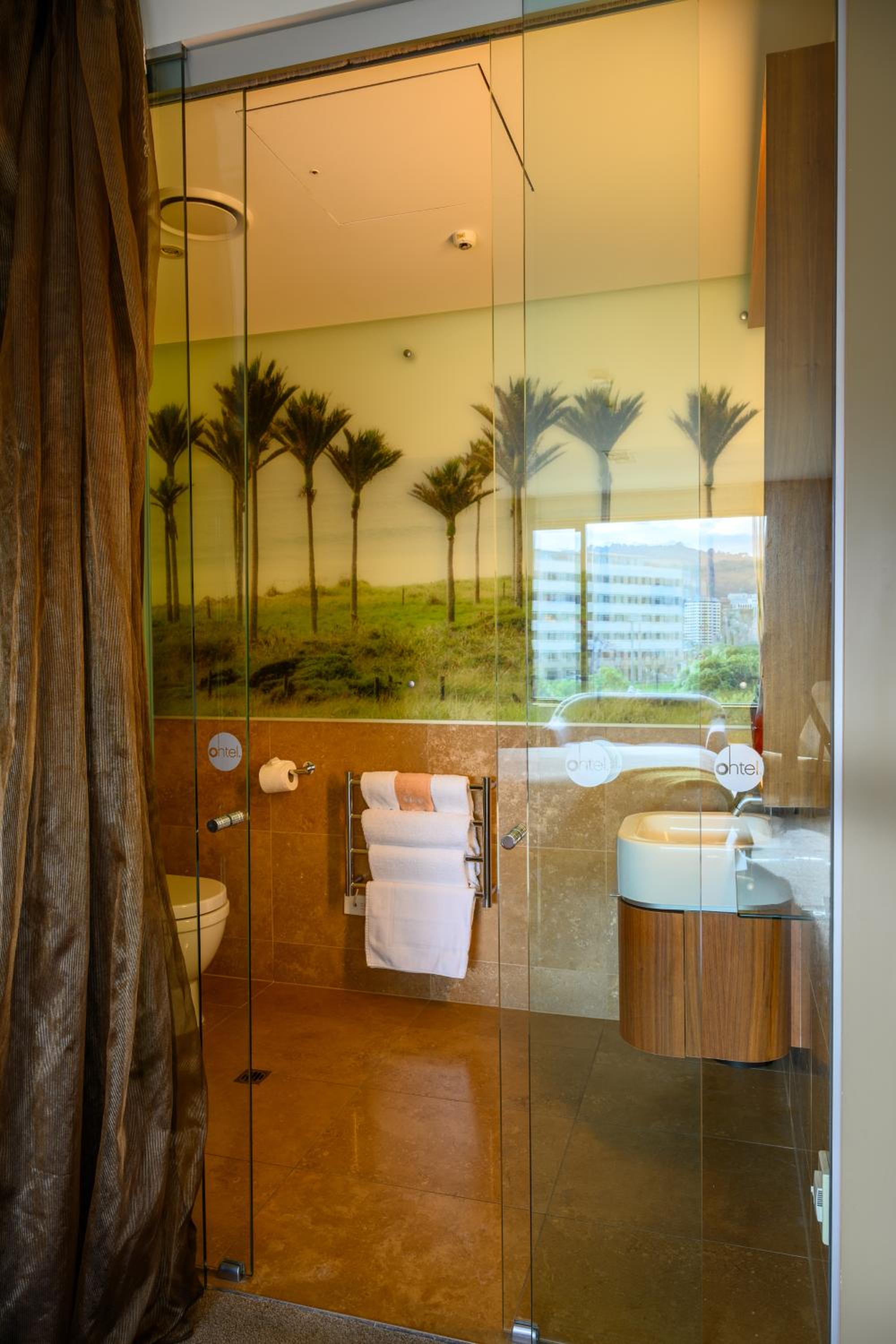 Superior King Room with City Views - Photo 17