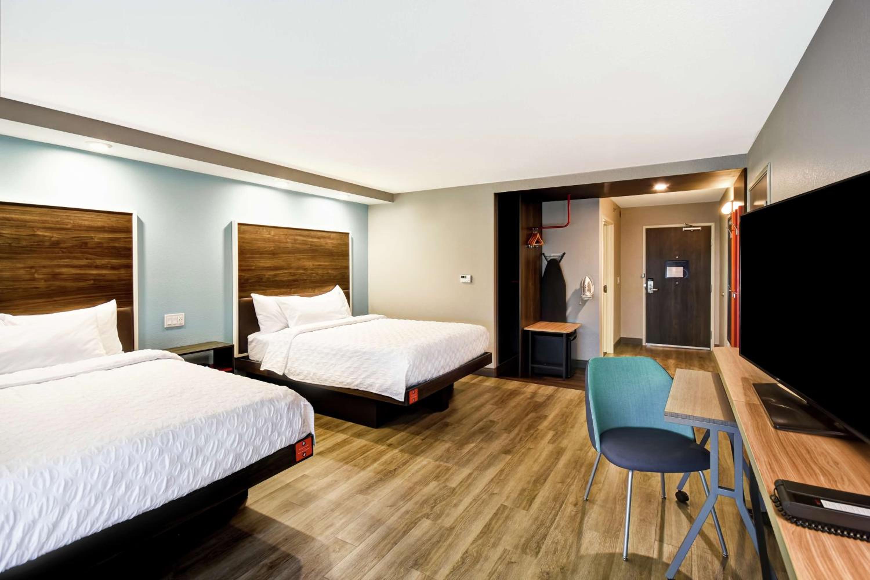 Queen Room with Two Queen Beds and Roll-In Shower - Mobility Access/Non-Smoking photo 1