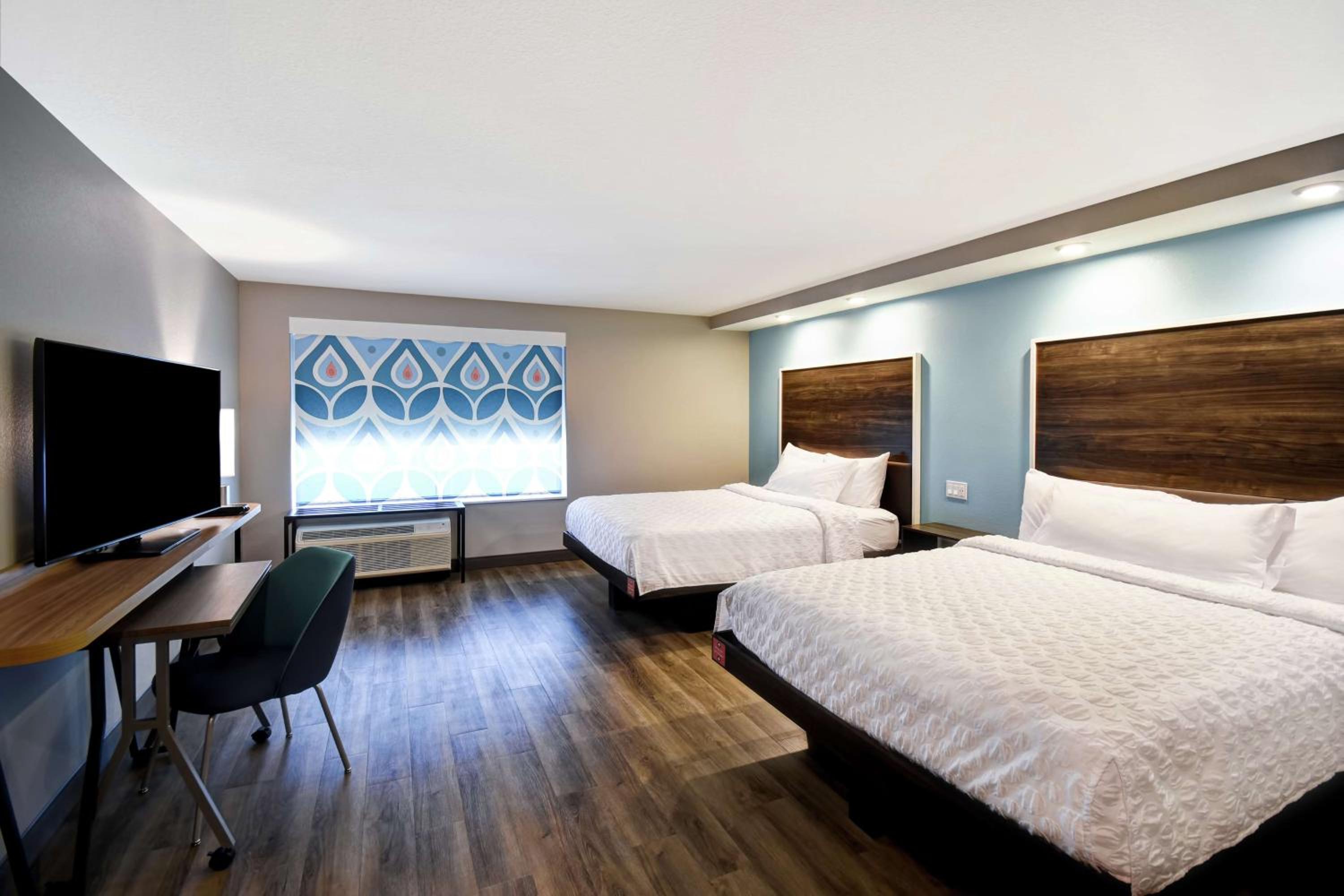 Queen Room with Two Queen Beds and Roll-In Shower - Mobility Access/Non-Smoking photo 2