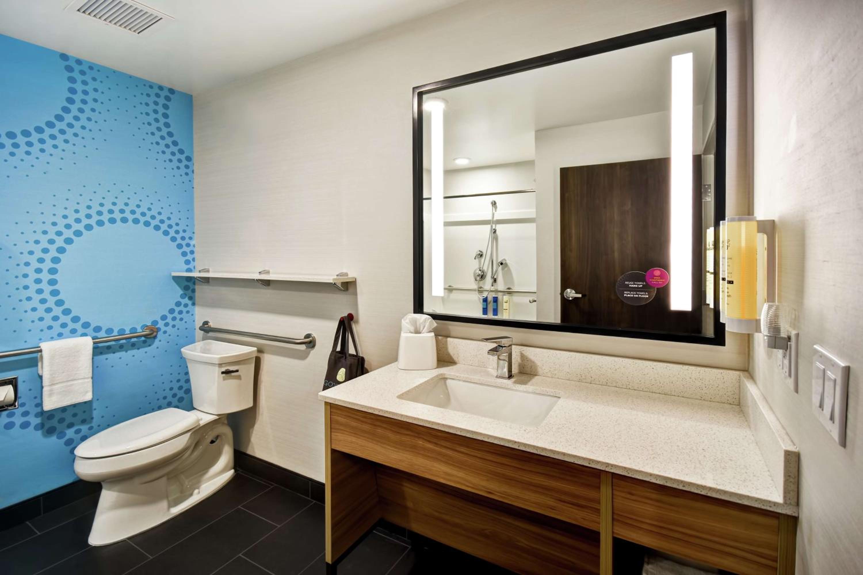 Queen Room with Two Queen Beds and Roll-In Shower - Mobility Access/Non-Smoking photo 3