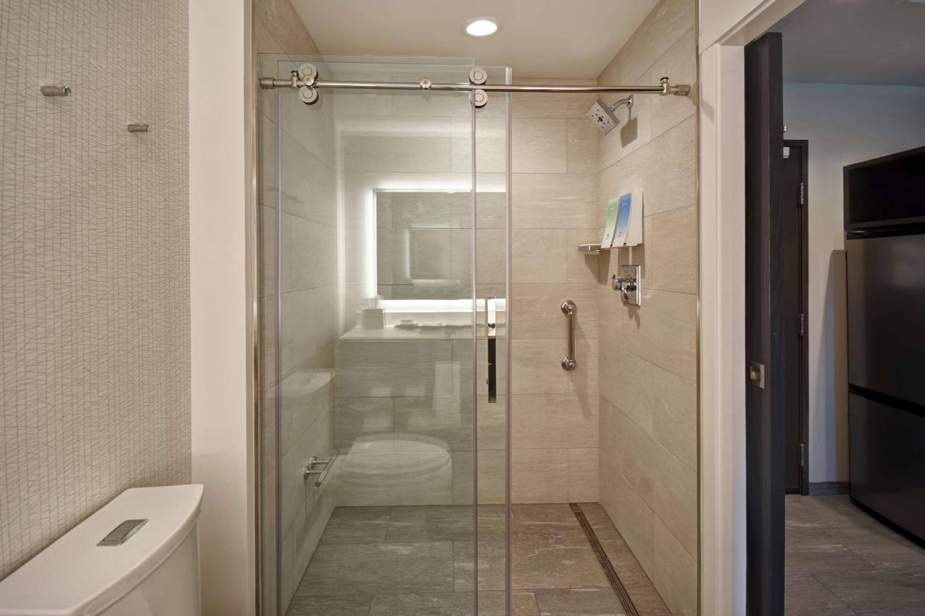 Premium Studio with Two Queen Beds and Lake View - Hearing Accessible photo 3