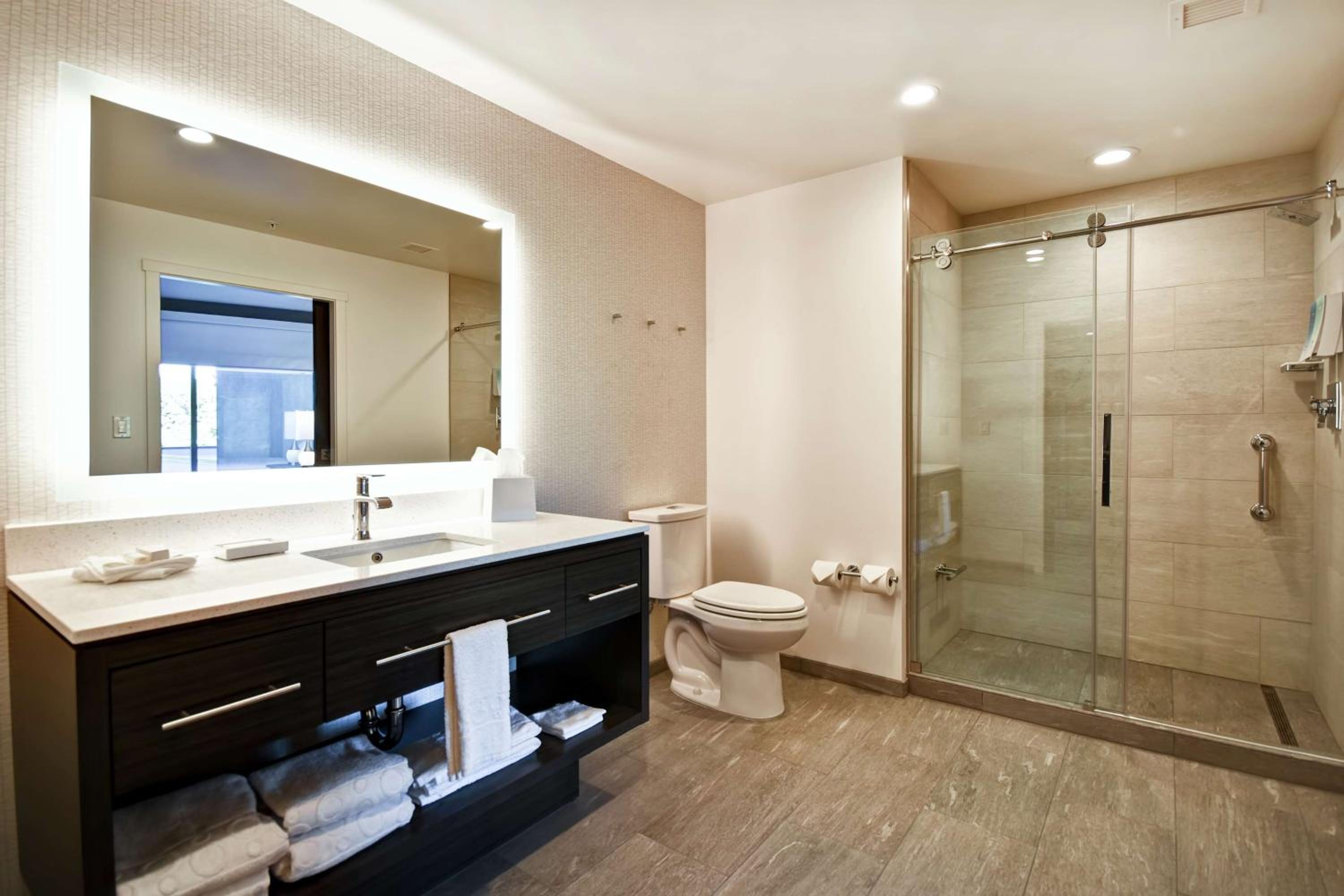 One-Bedroom Queen Suite with Two Queen Beds - Non-Smoking photo 2