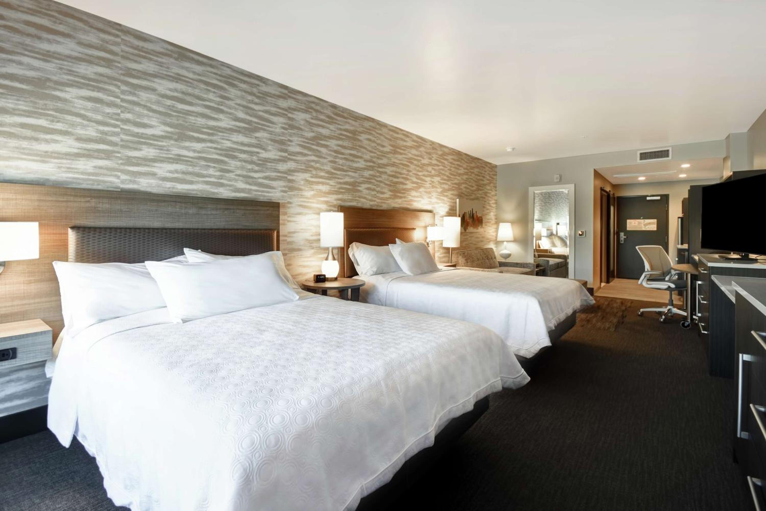 Premium Studio with Lake View - Hearing Accessible photo 3