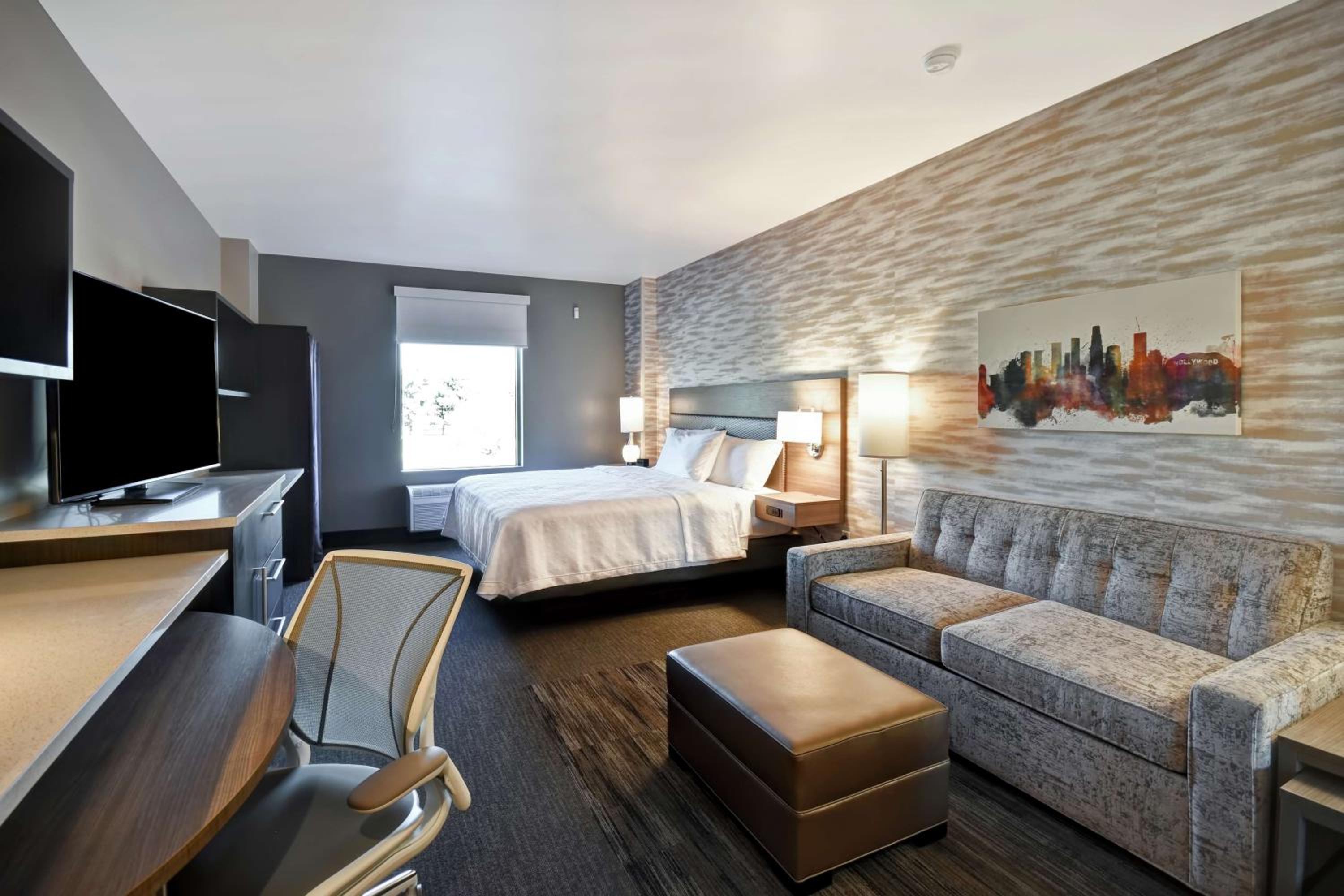 King Studio Suite with Lake View - Non-Smoking