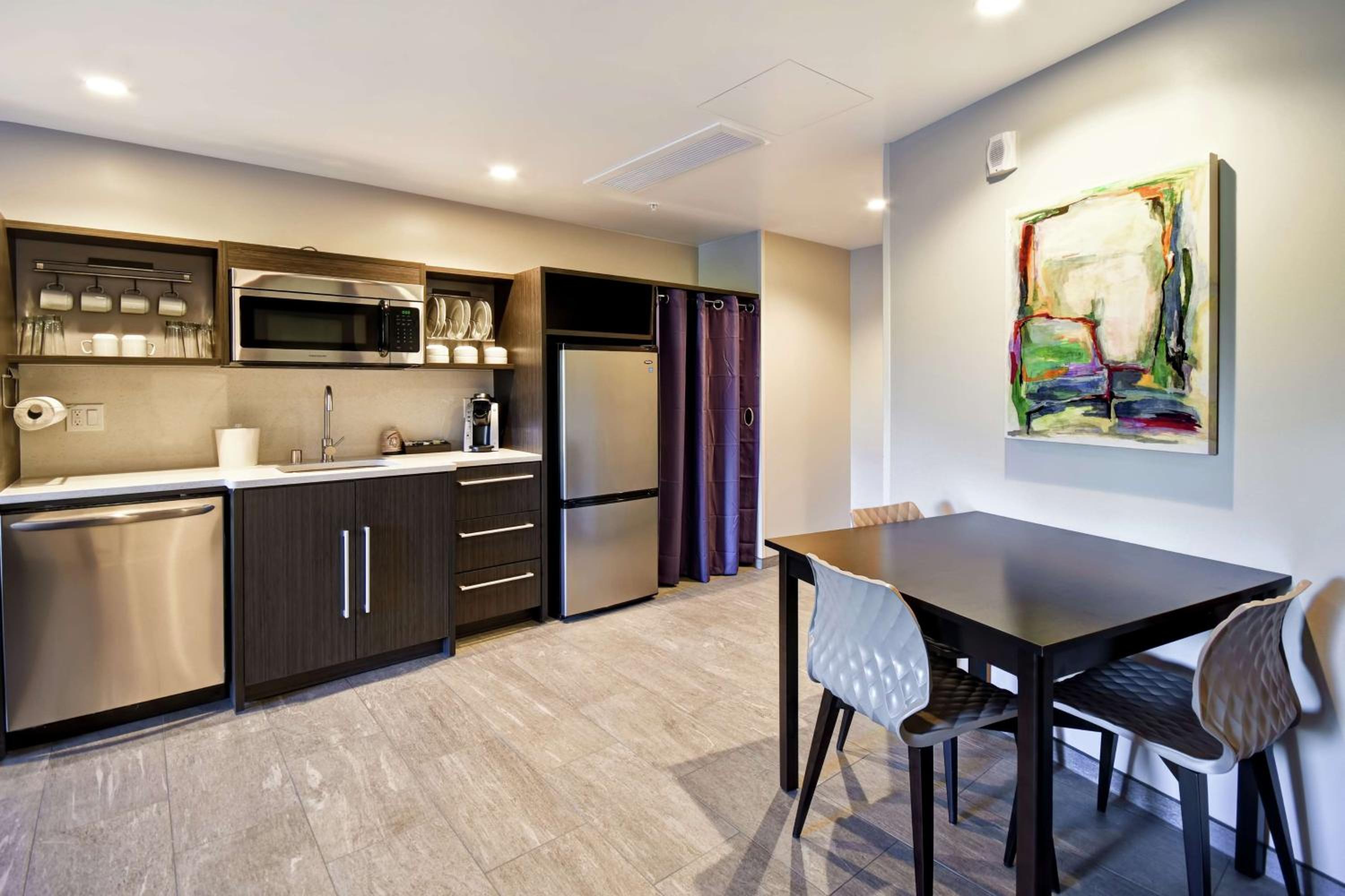 One-Bedroom Queen Suite with Two Queen Beds - Non-Smoking photo 3