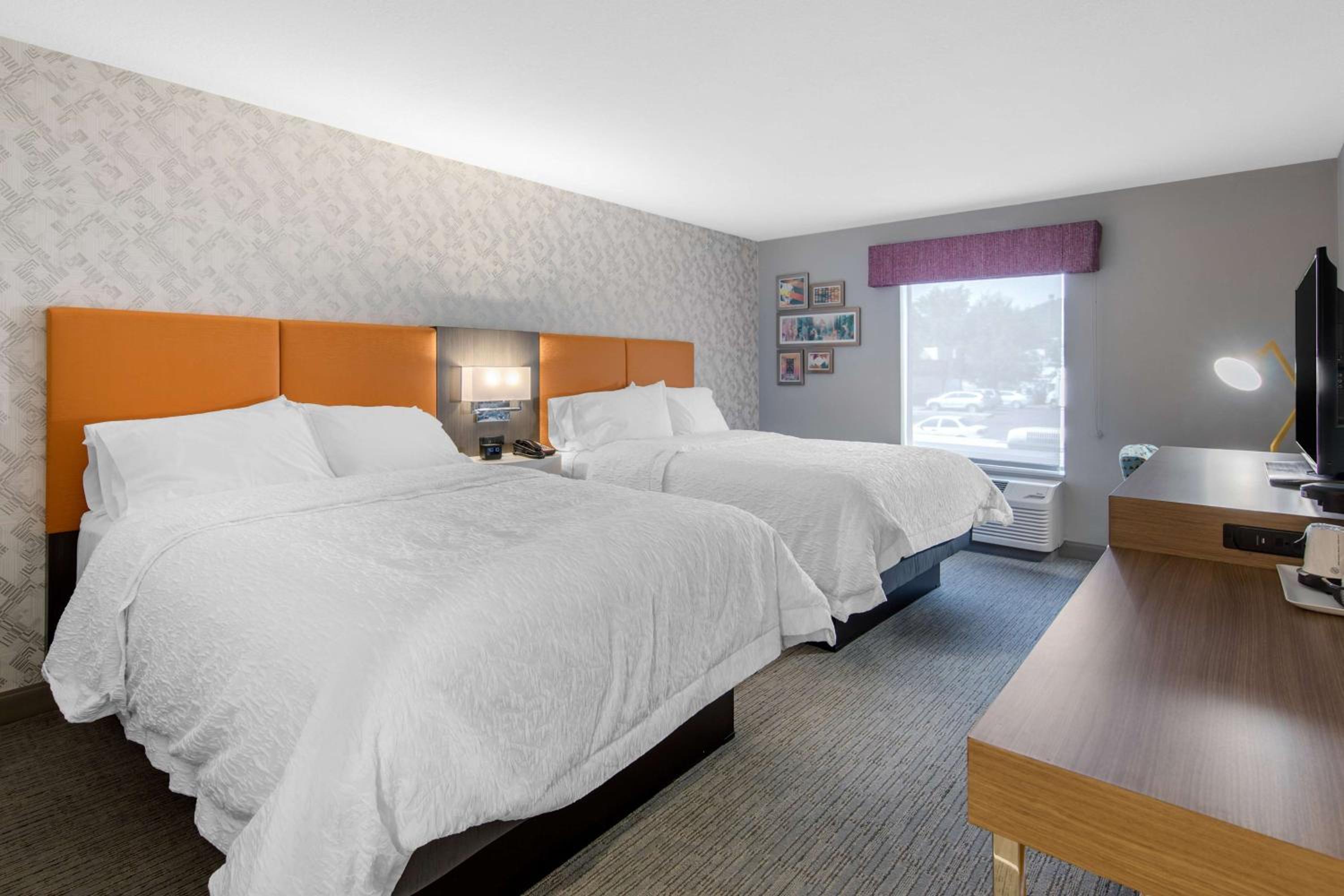 Queen Room with Two Queen Beds - Photo 2