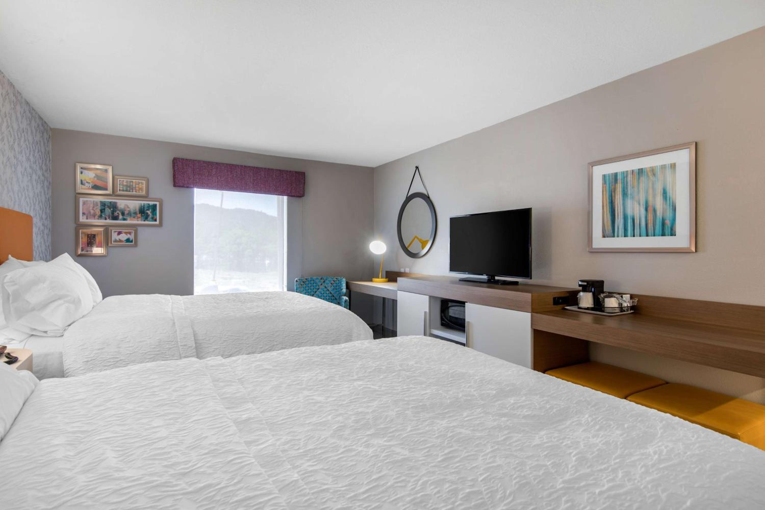 Queen Room with Two Queen Beds - Photo 4