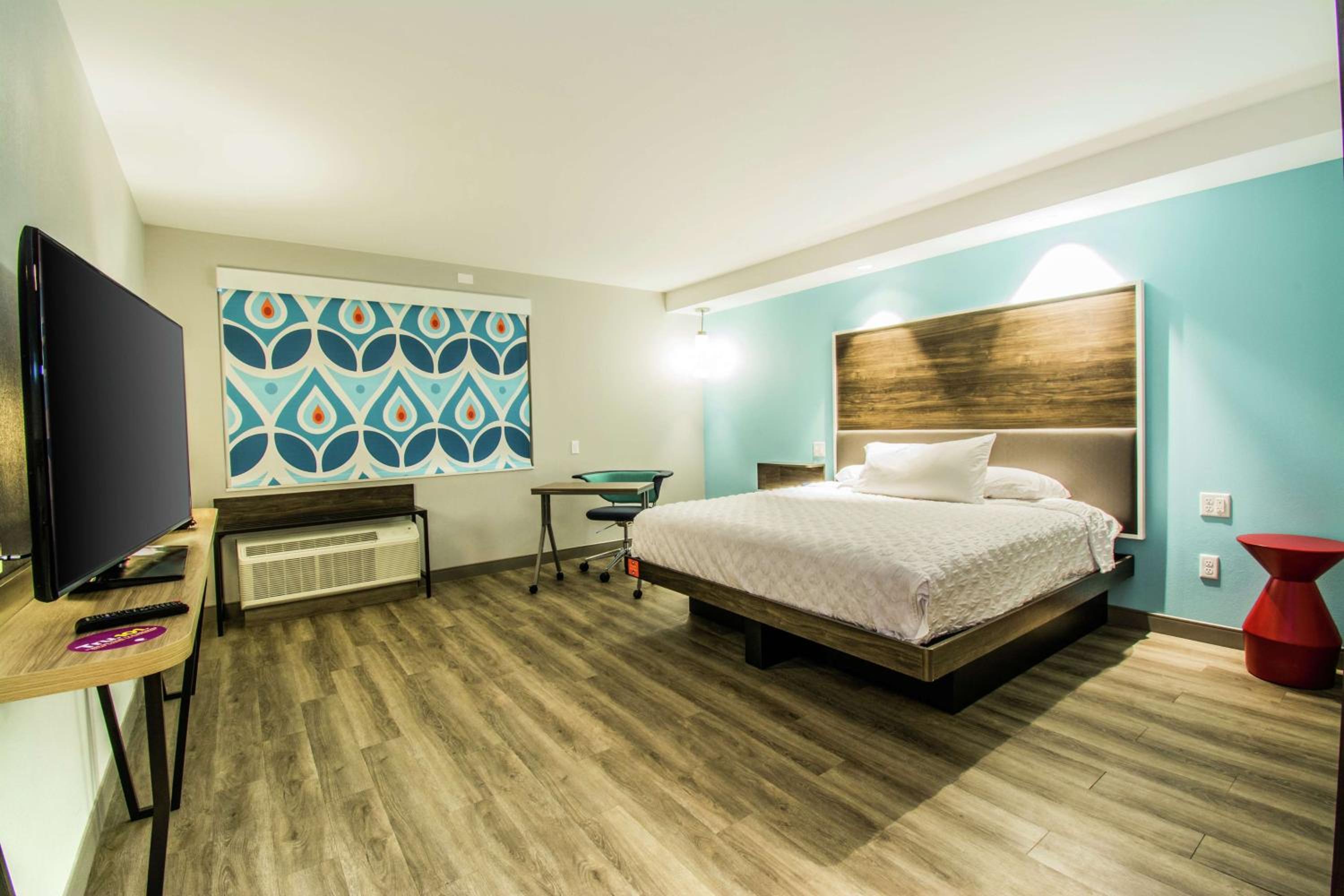 King Room with Roll-In Shower - Mobility Access photo 1