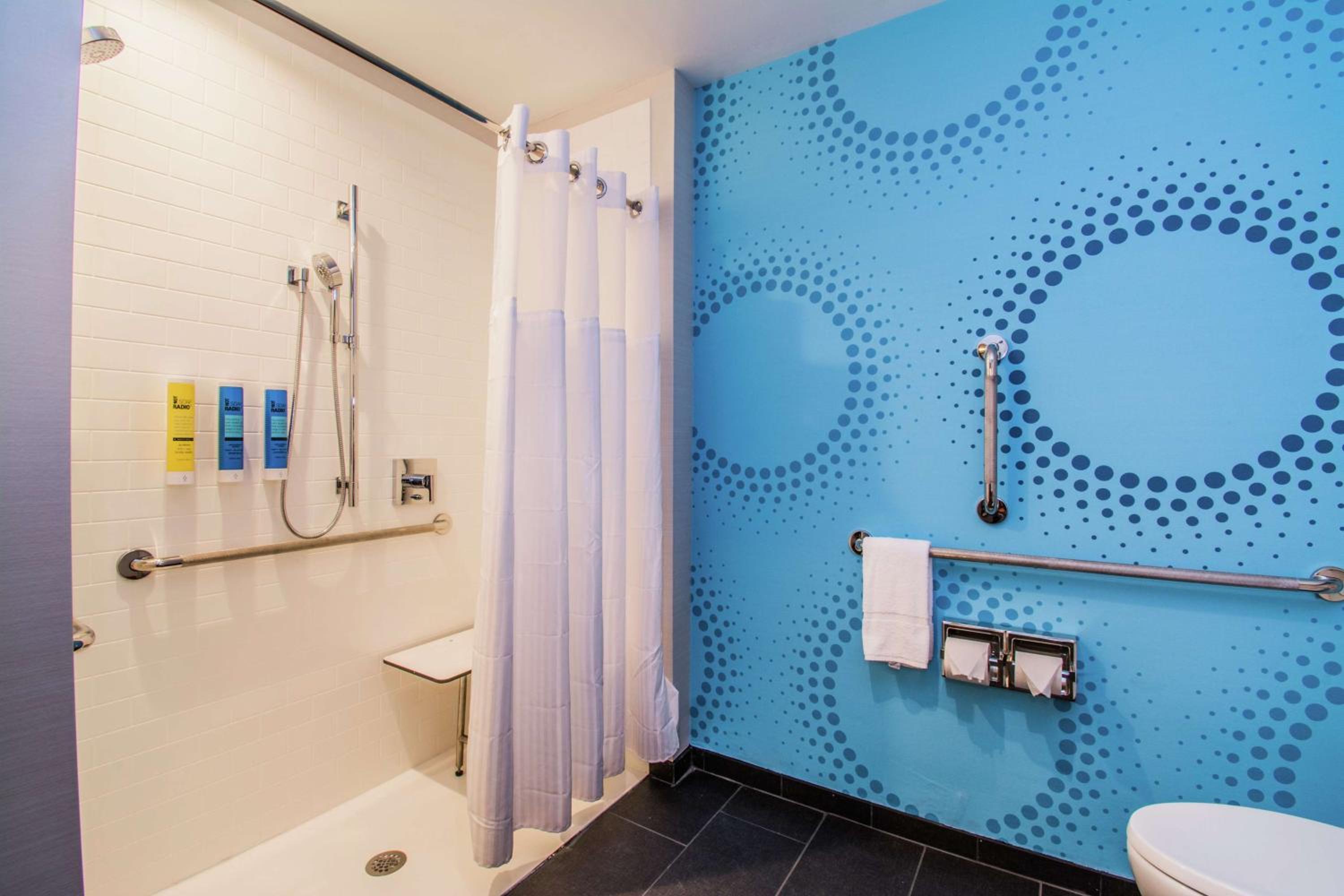 Queen Room with Two Queen Beds and Roll-In Shower - Mobility Access/Non-Smoking photo 2
