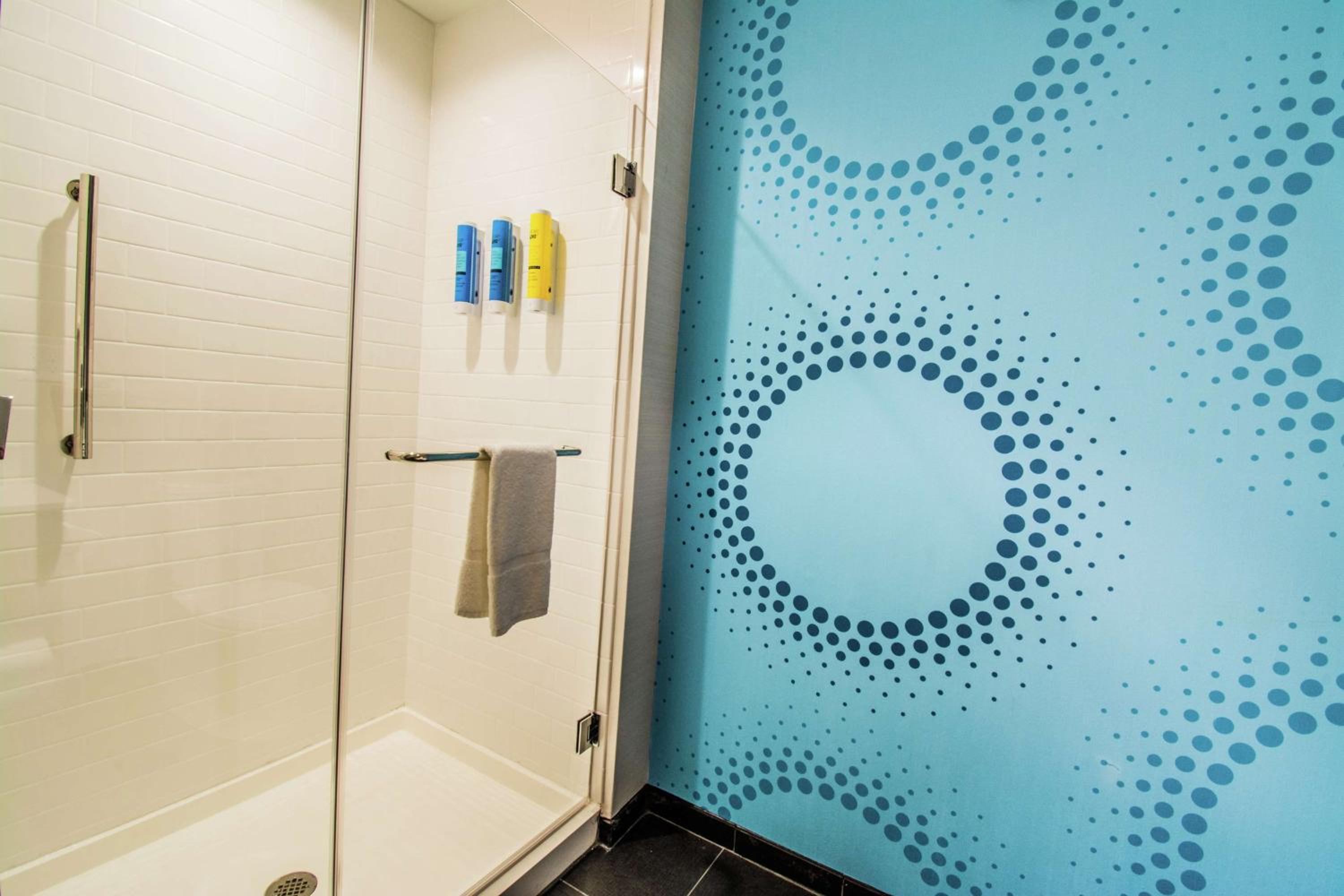 King Room with Roll-In Shower - Mobility Access photo 3