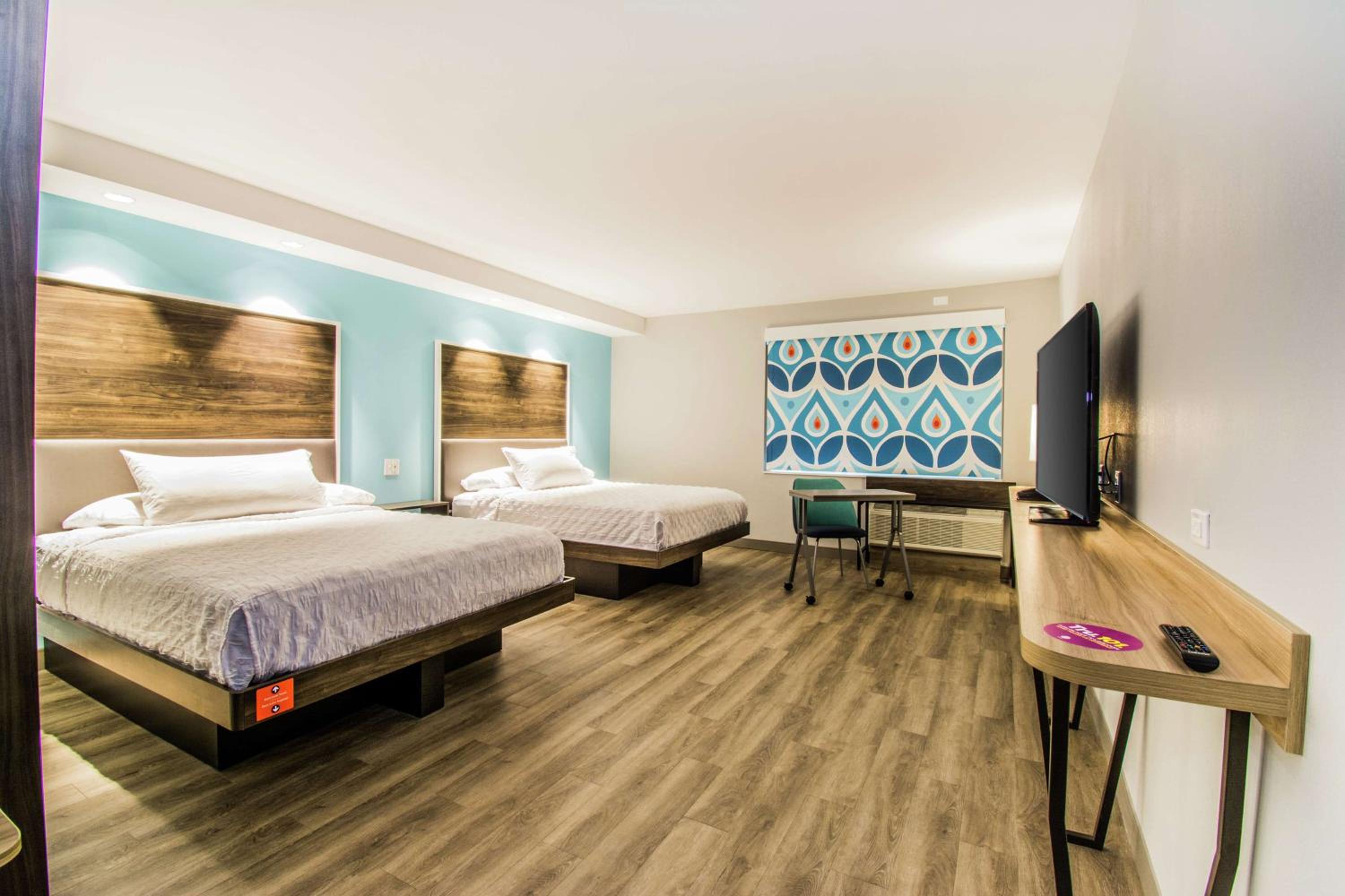Queen Room with Two Queen Beds and Roll-In Shower - Mobility Access/Non-Smoking photo 1