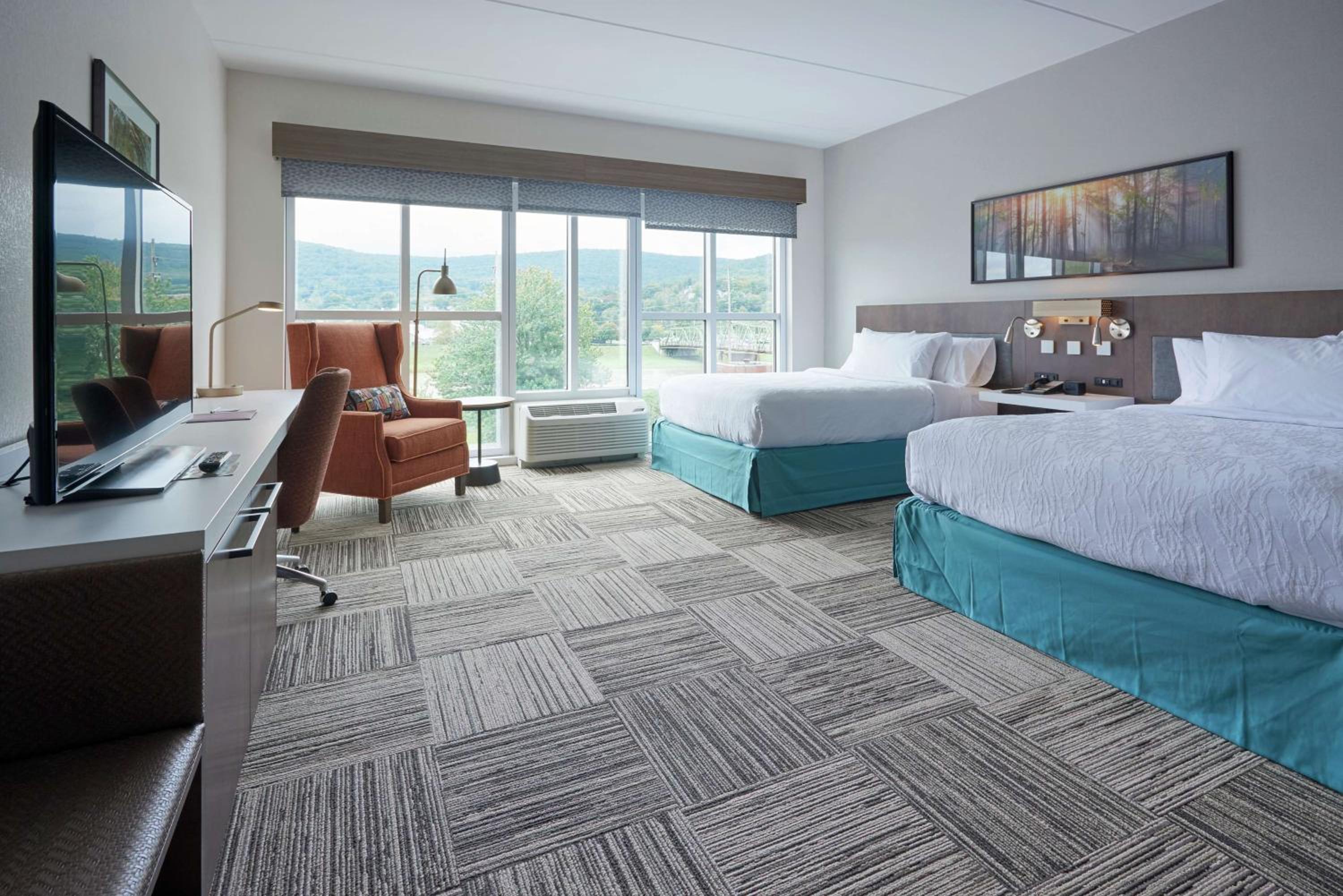 Queen Room with Two Queen Beds - Photo 2