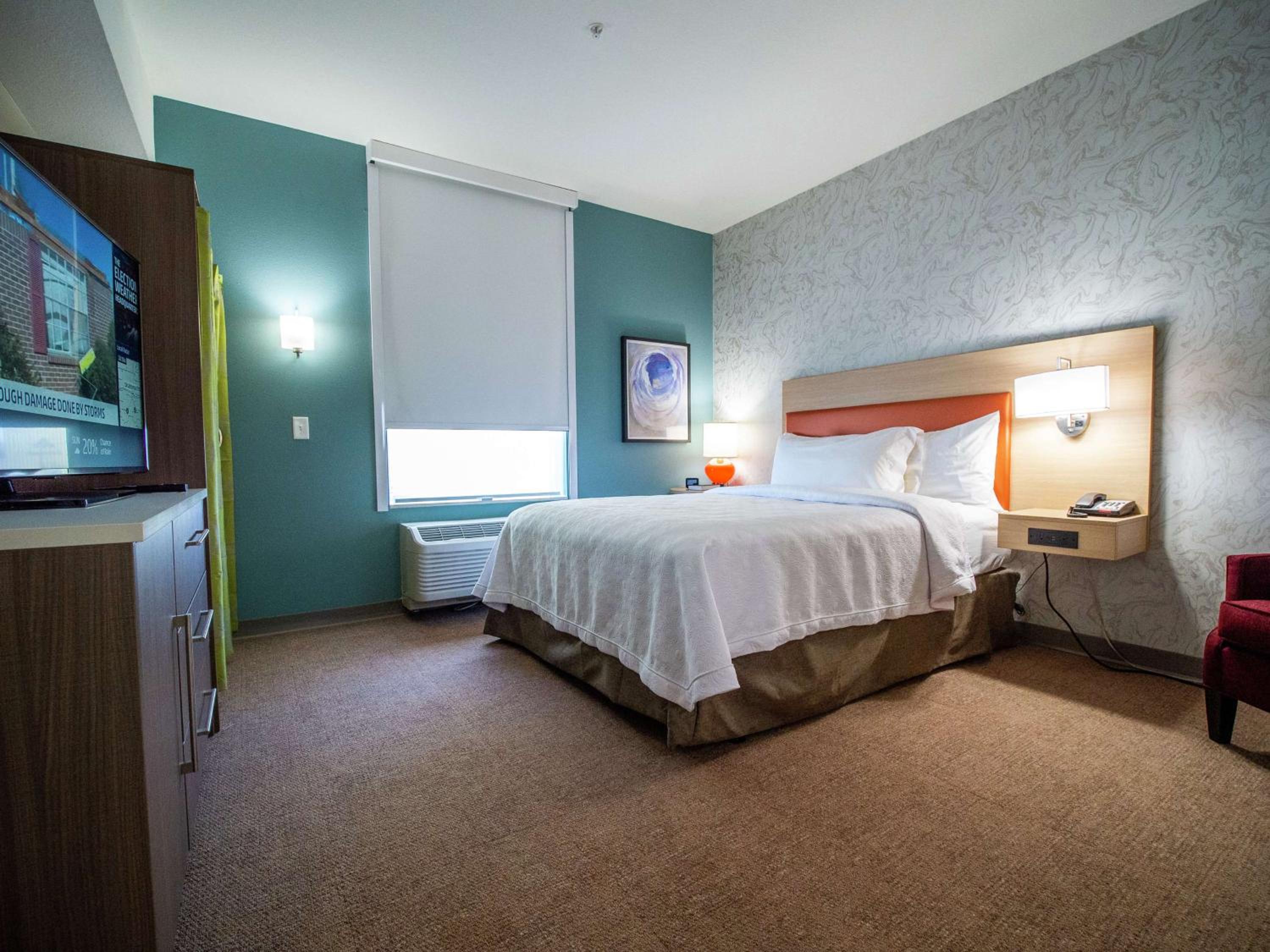 Queen Suite with Roll-In Shower - Mobility Access photo 1