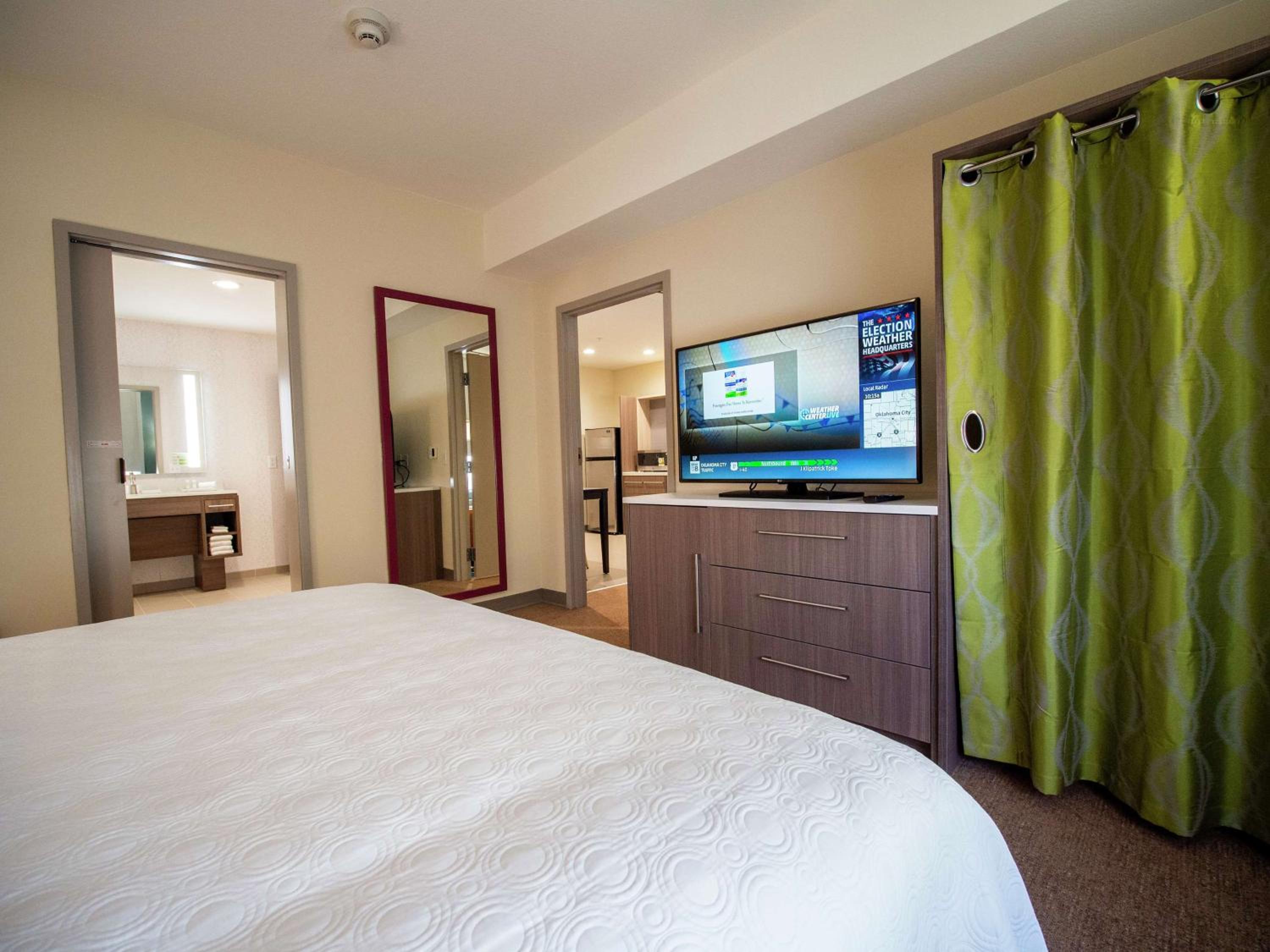 Queen Suite with Roll-In Shower - Mobility Access photo 3