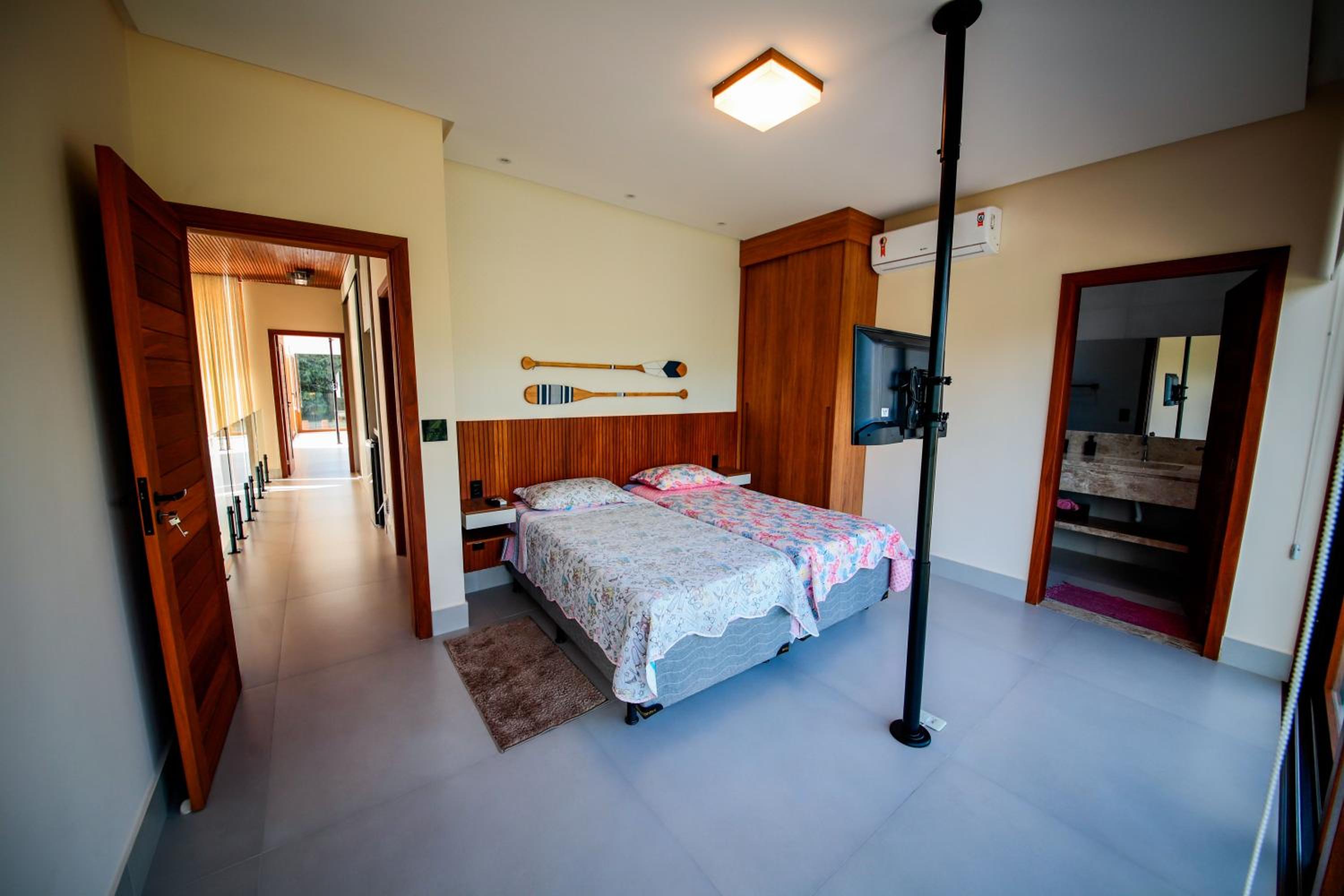 Five-Bedroom House photo 1