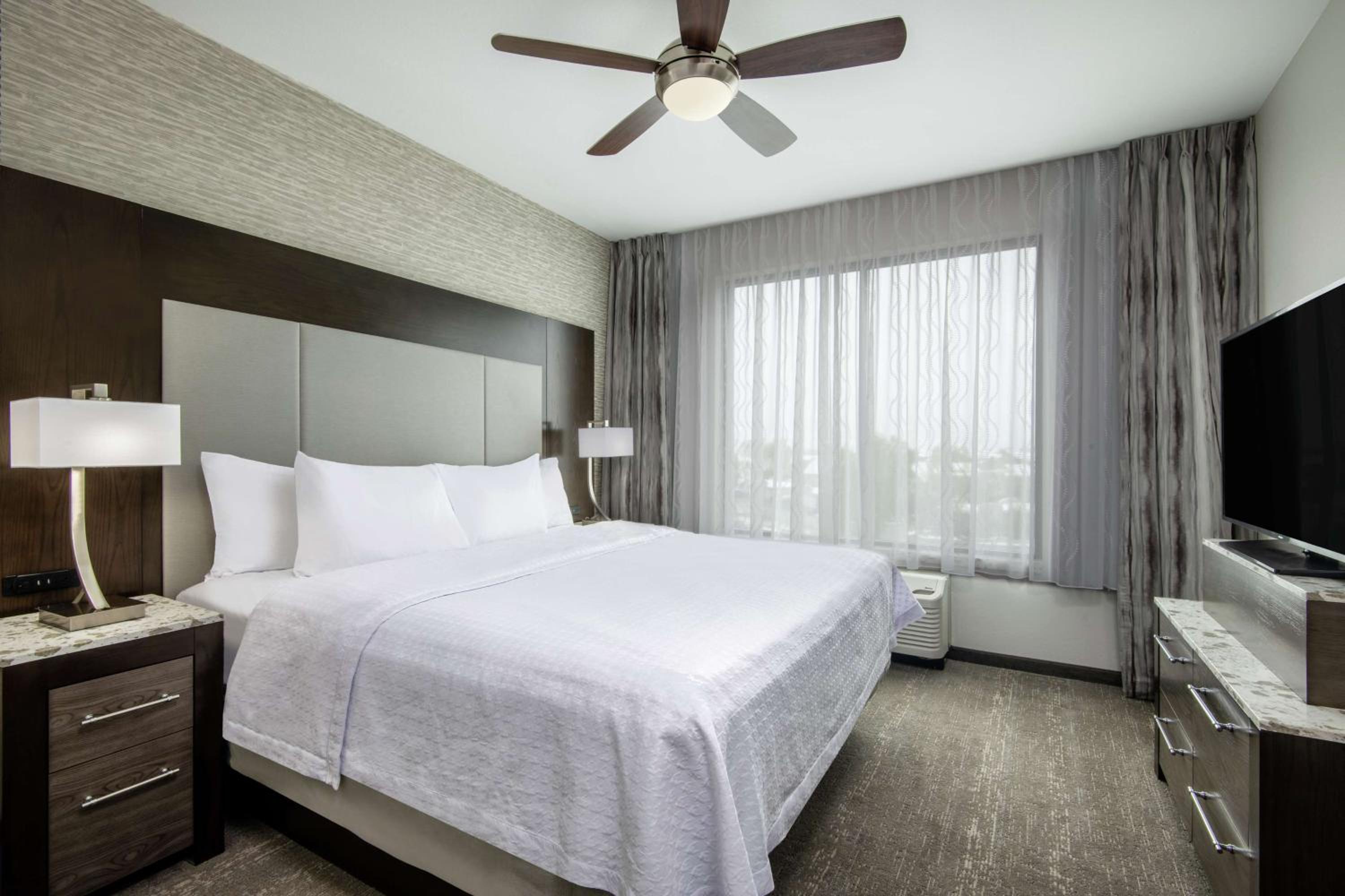 One-Bedroom King Suite - Non-Smoking photo 2