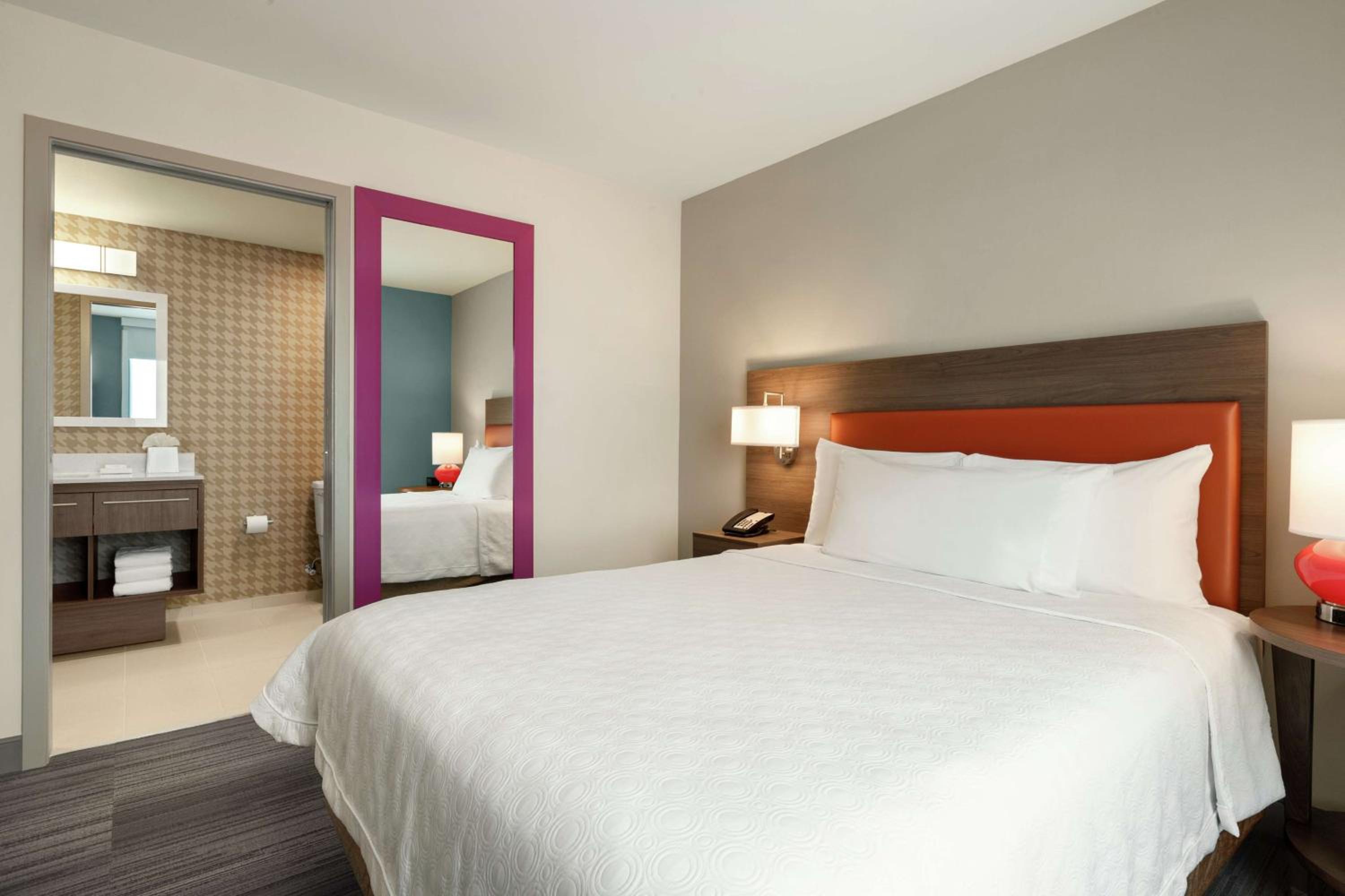 One-Bedroom Queen Suite - Non-Smoking