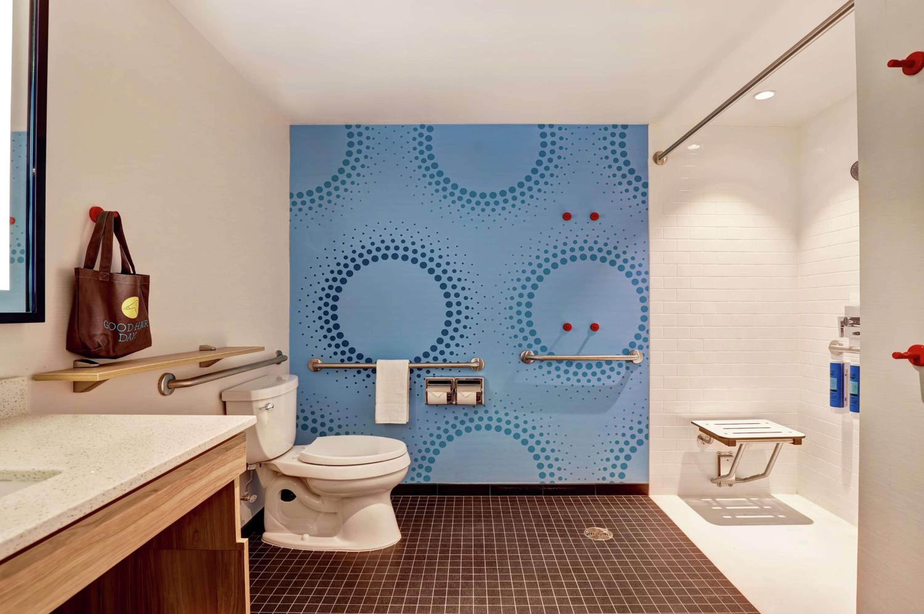 King Room with Roll-In Shower - Mobility and Hearing Access photo 2