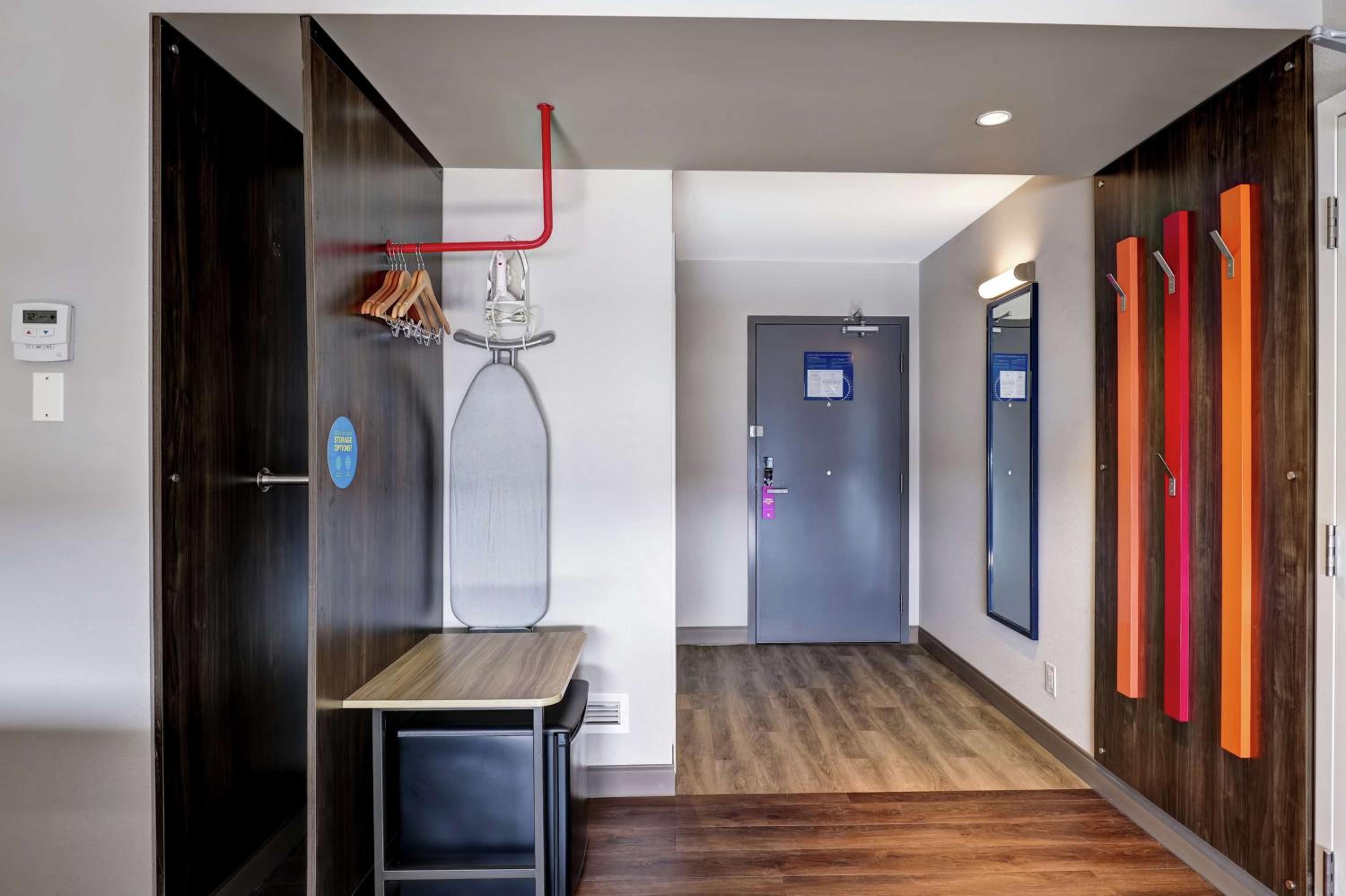 King Room with Roll-In Shower - Mobility and Hearing Access photo 3