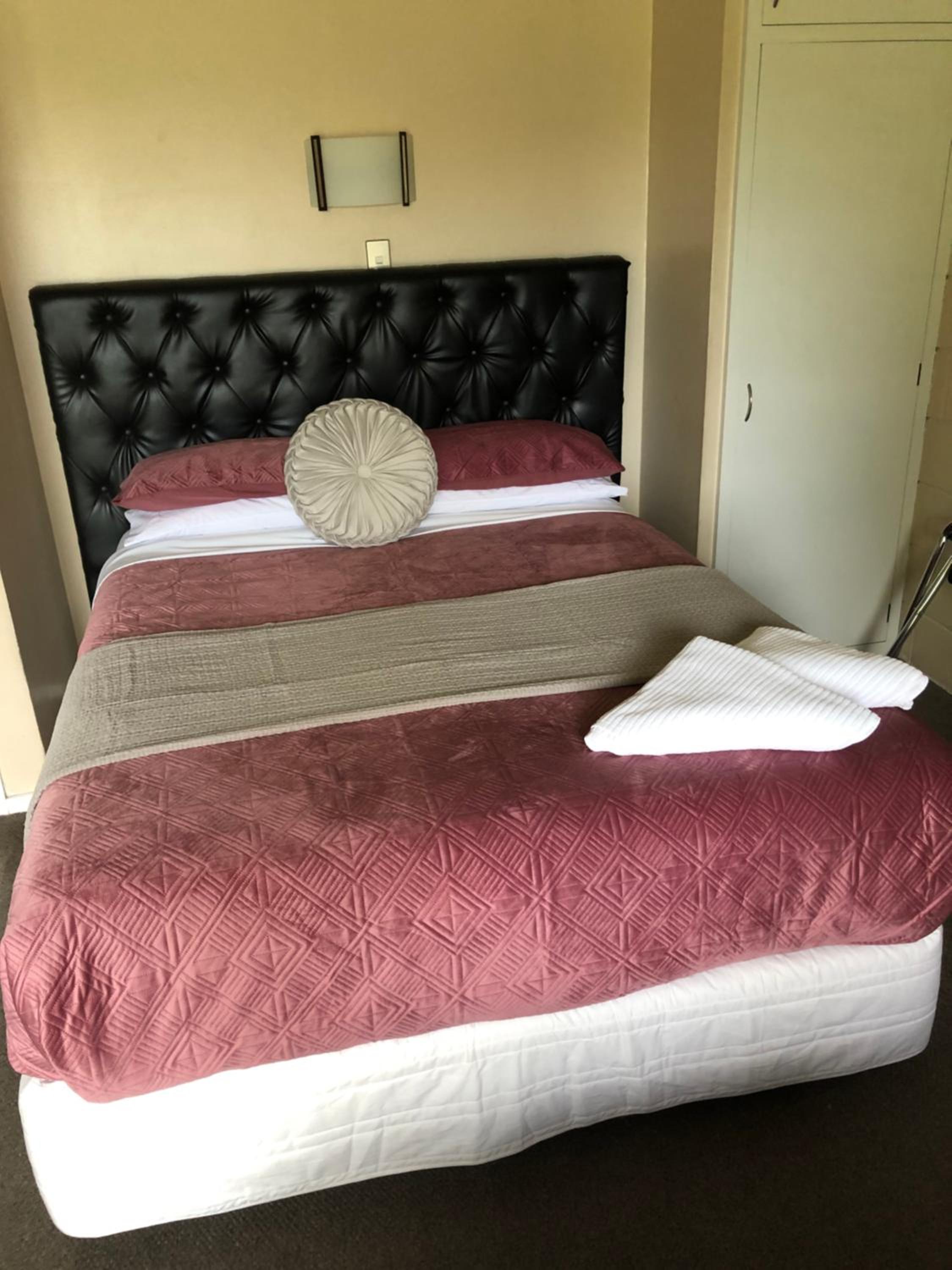 Queen Studio with Private Bathroom photo 1