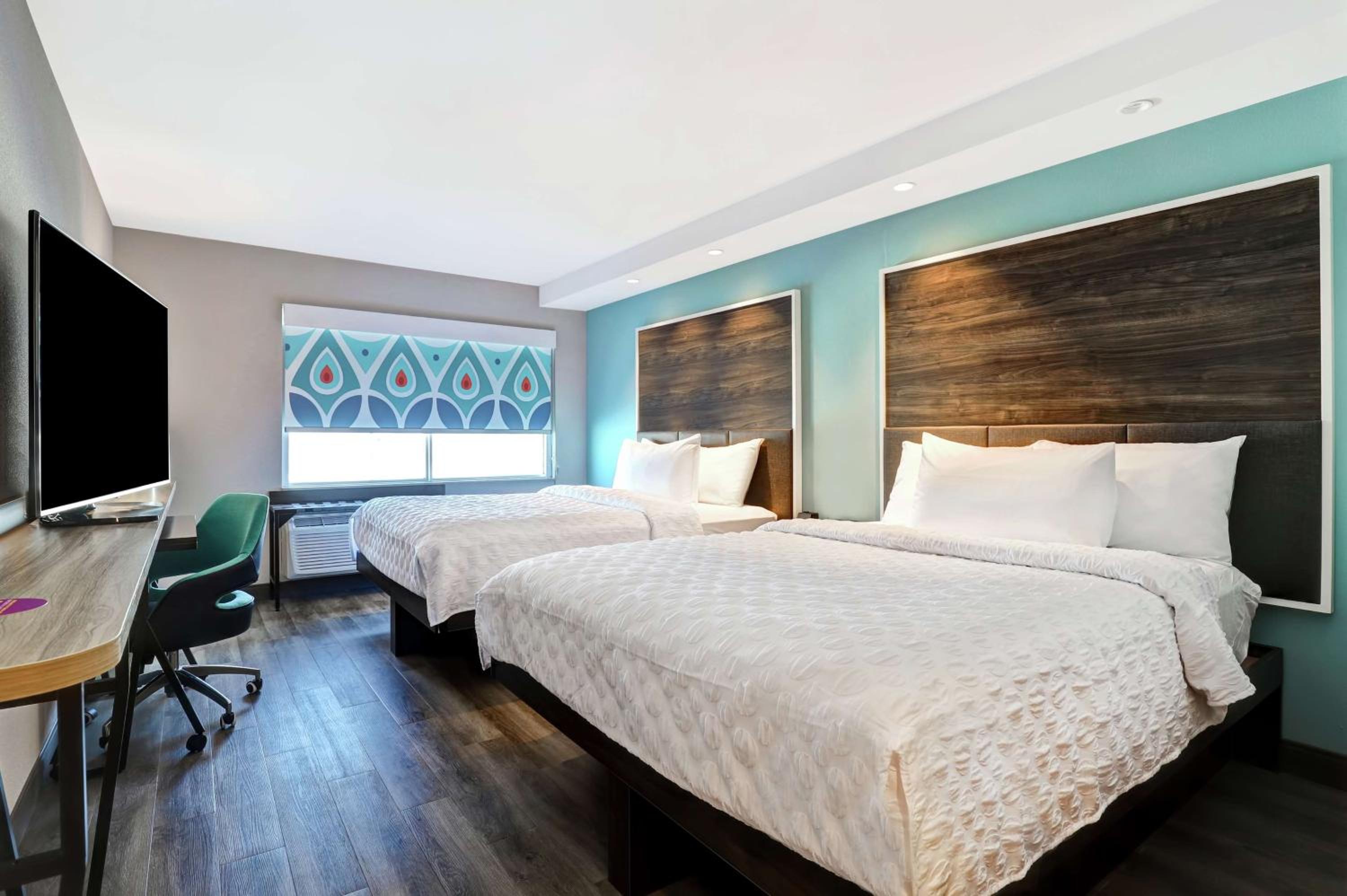 Queen Room with Two Queen Beds photo 2