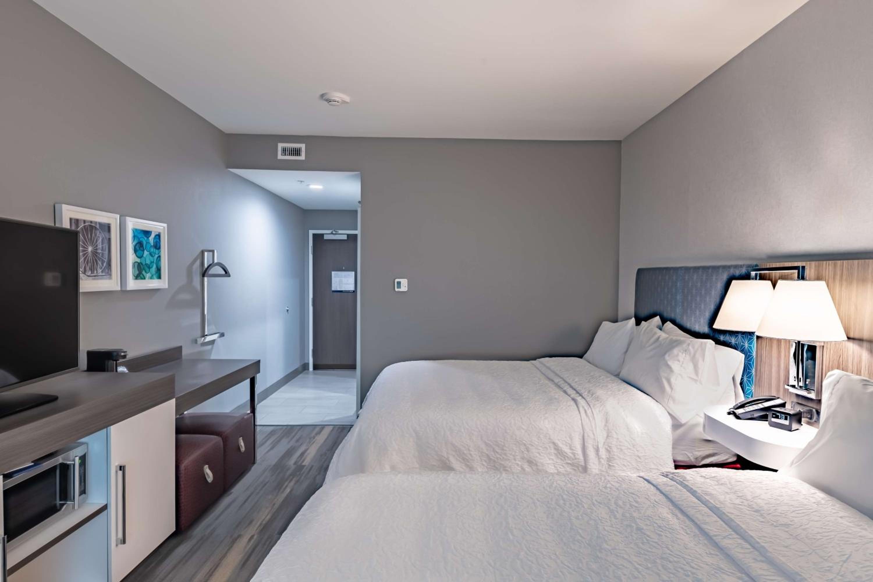 Queen Room with Two Queen Beds photo 3