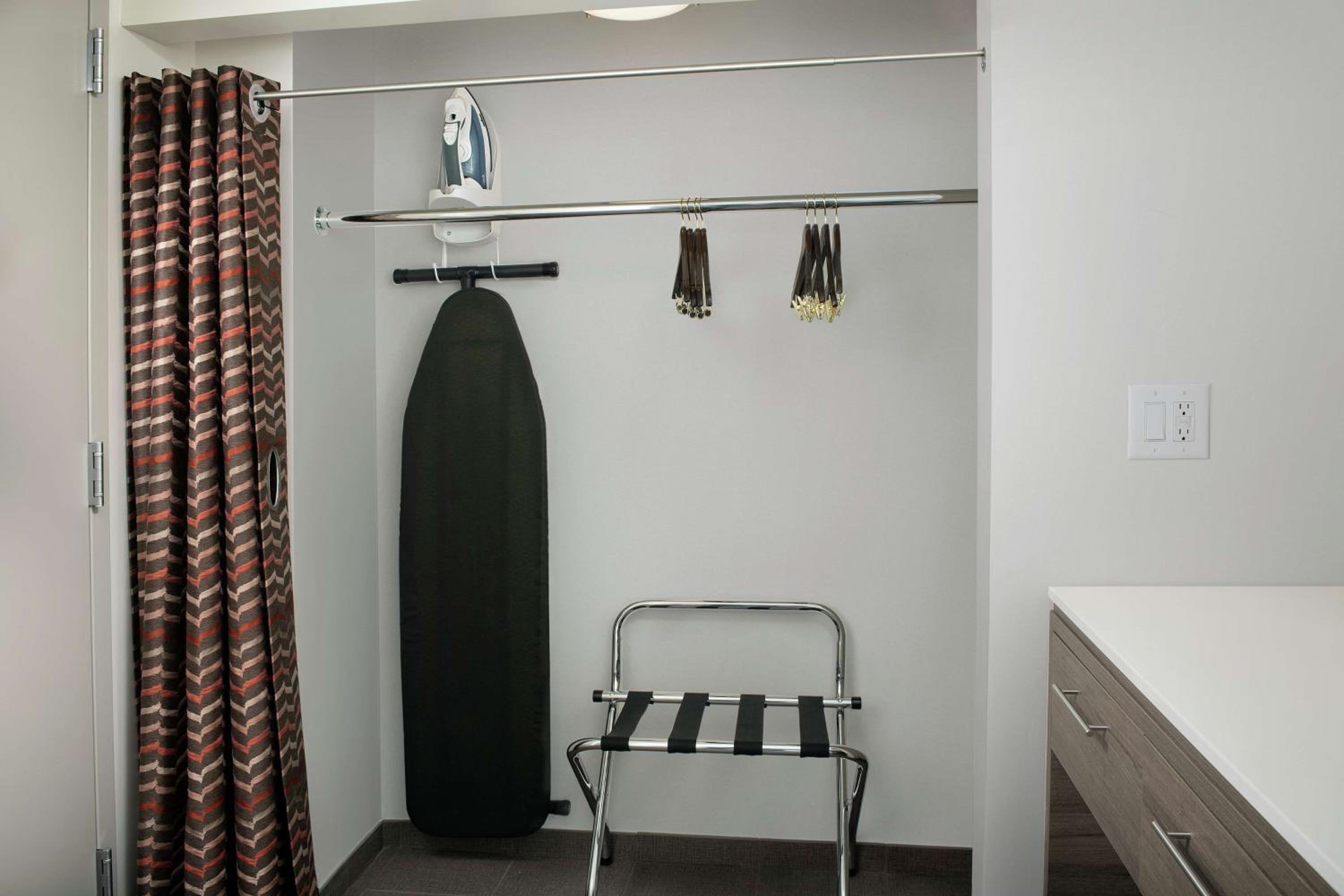 Queen Studio with Two Queen Beds - Non-Smoking - Photo 6