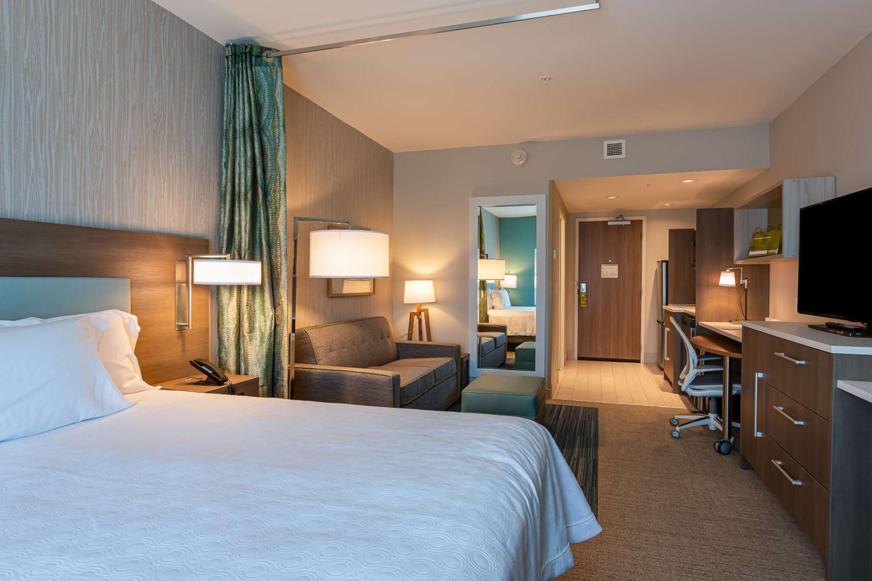 Premium King Studio Suite - Non-Smoking photo 1