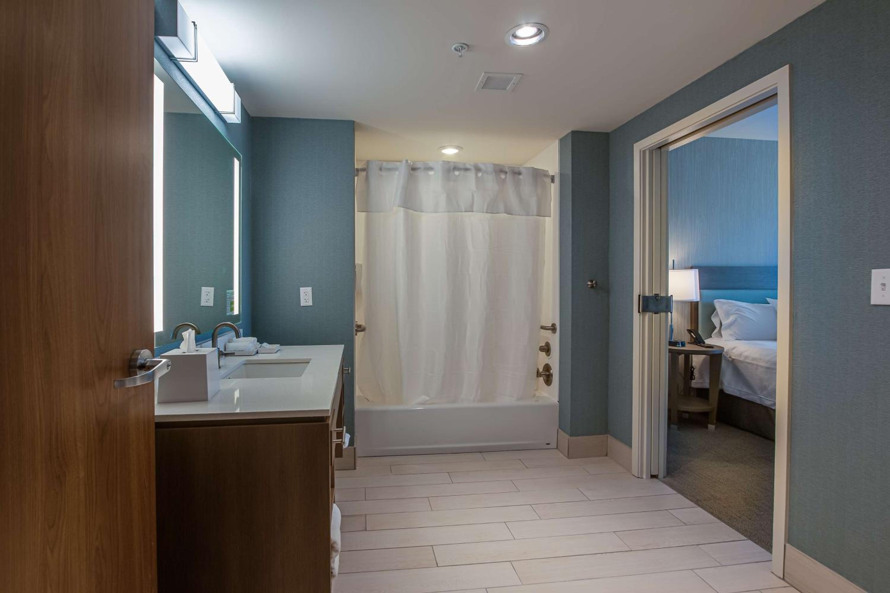 King Suite - Mobility Access/Non-Smoking photo 3